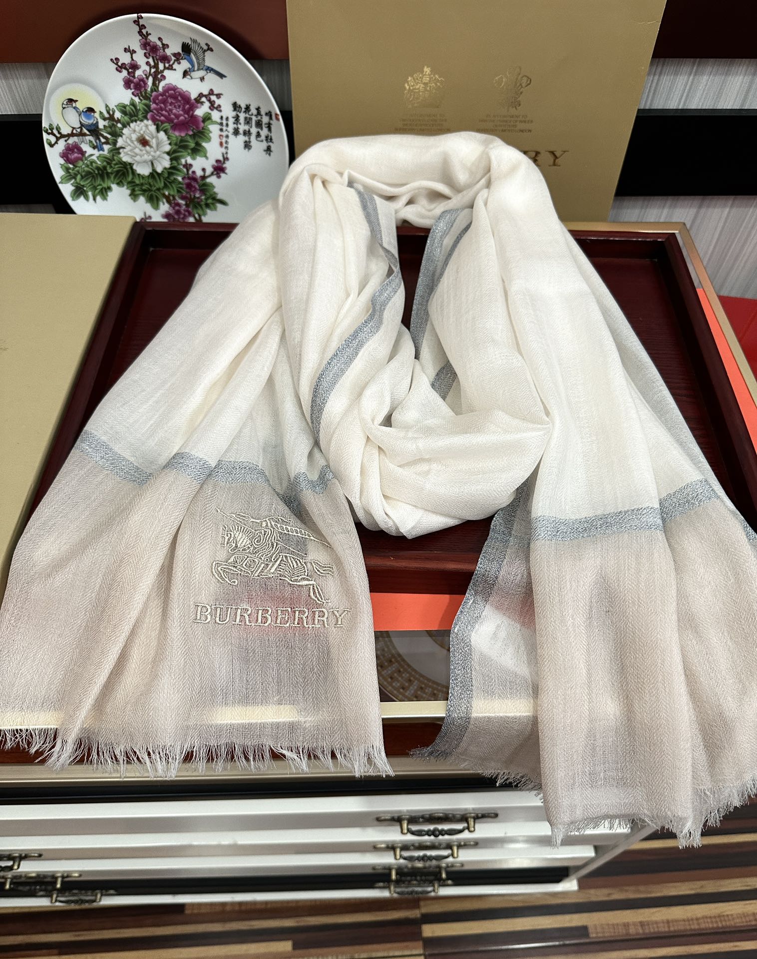 上新🔥2080 巴宝莉👍重磅推荐🎀太美了👓火爆N年的格子，人人都喜欢💕时潮人都有好几条巴家围巾放在衣橱，