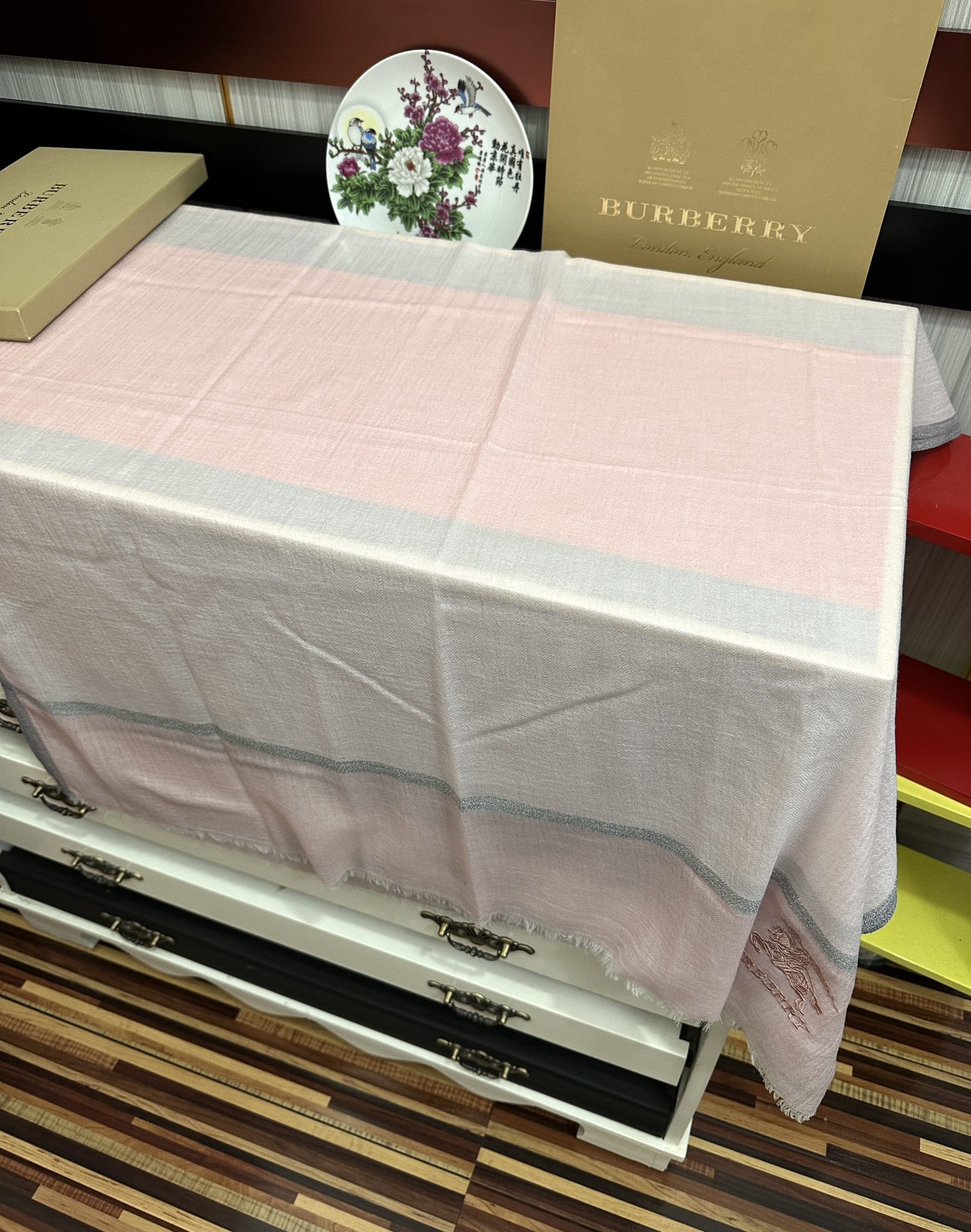 上新🔥2080 巴宝莉👍重磅推荐🎀太美了👓火爆N年的格子，人人都喜欢💕时潮人都有好几条巴家围巾放在衣橱，