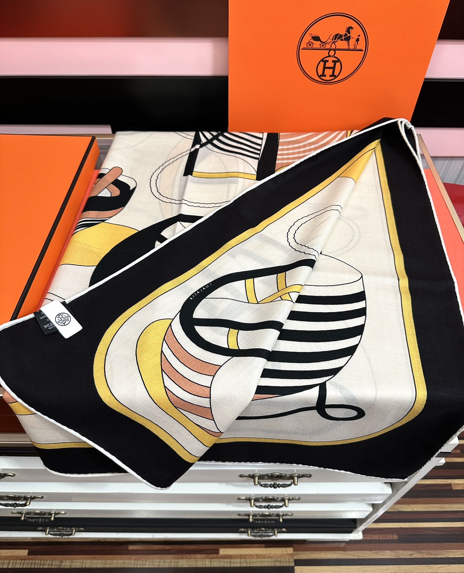 。爱马仕2025秋冬新款[爱心]【马术学院】新一季丝巾采购清单估计各位养马人们已经列好了[太阳]我就不推