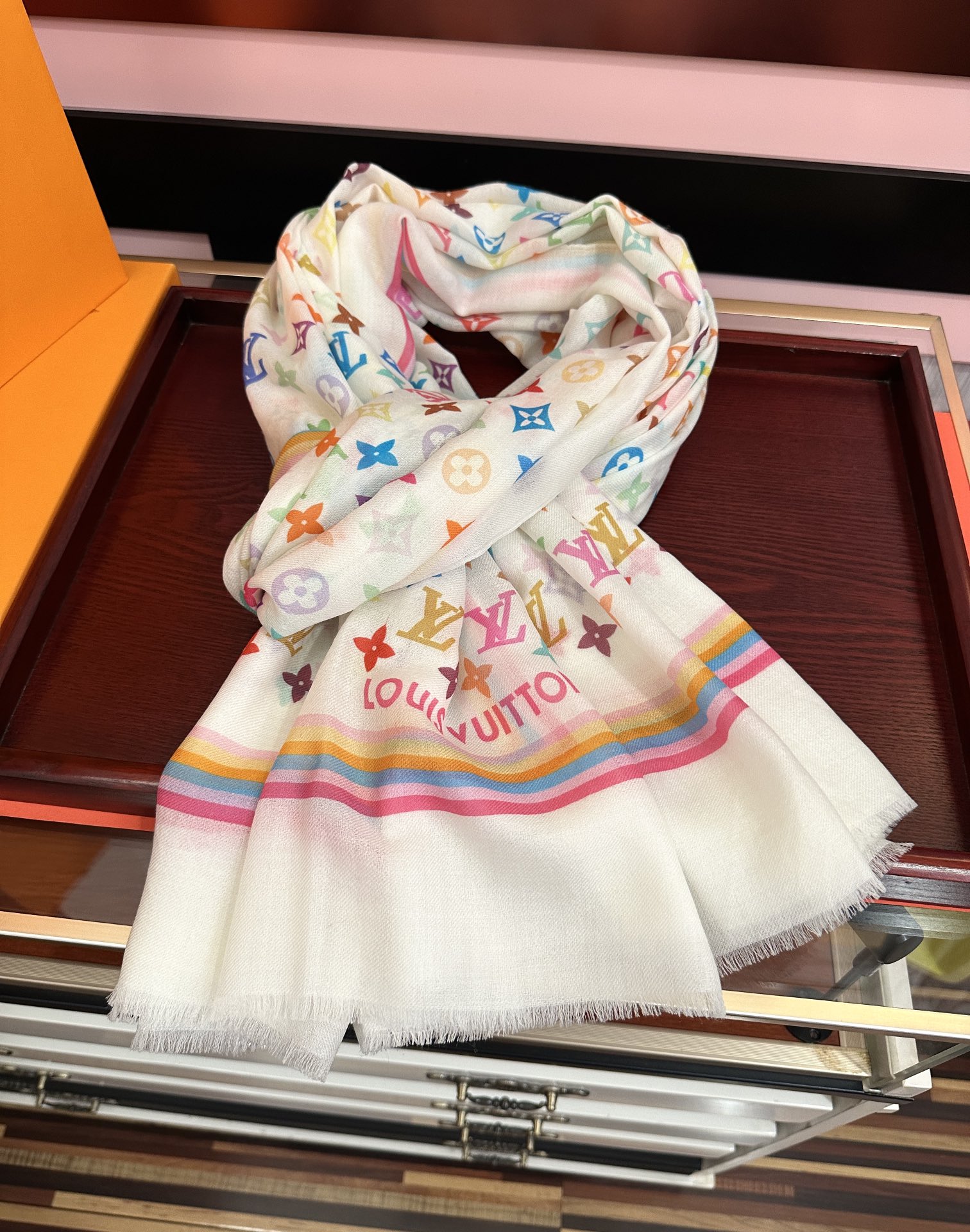 🔥上新 L 家 2025最新款[得意]真心赞👍【戒指绒长巾】😘💍实物真心美 🎀披肩配以印花💓💃🏻无论设计