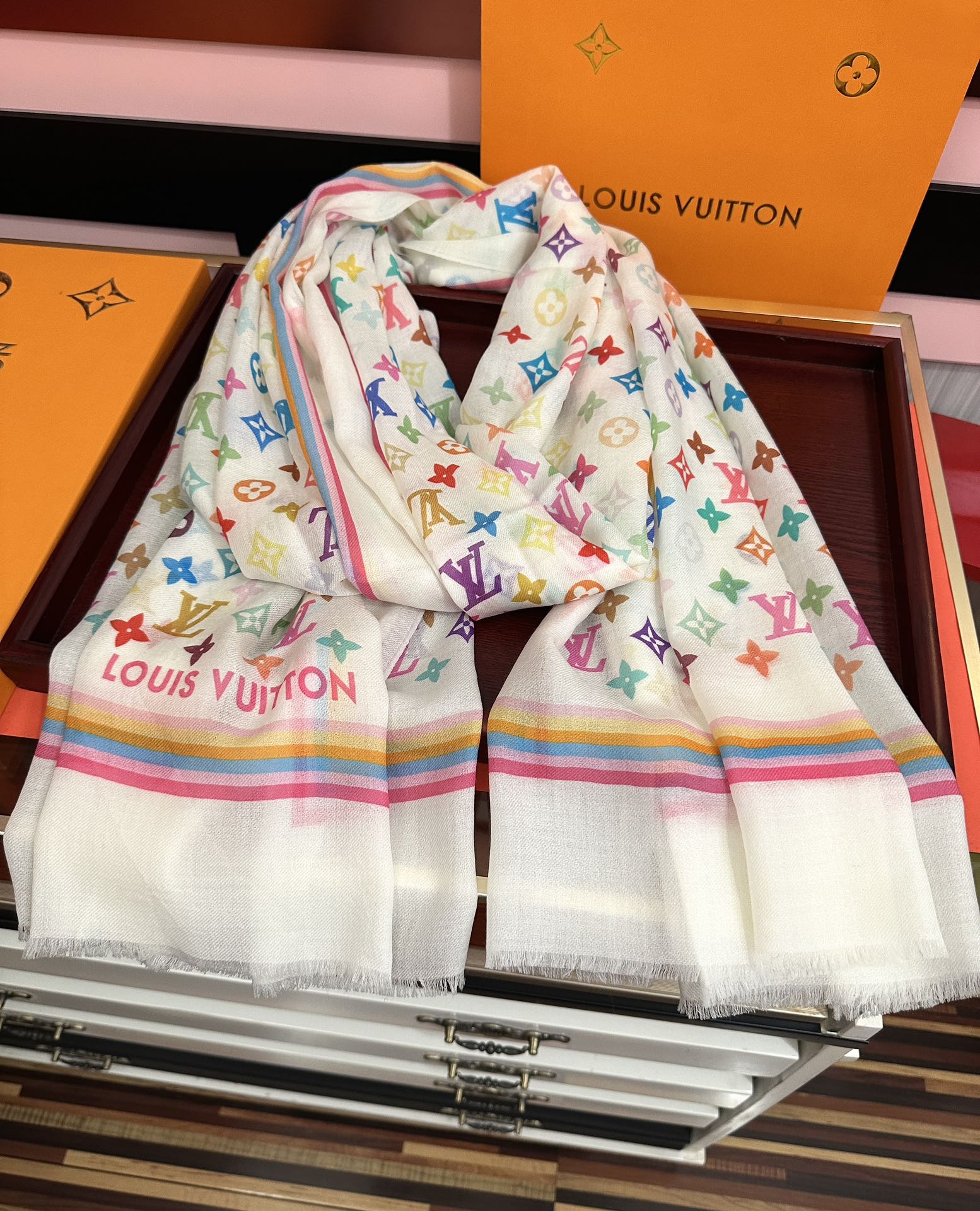 🔥上新 L 家 2025最新款[得意]真心赞👍【戒指绒长巾】😘💍实物真心美 🎀披肩配以印花💓💃🏻无论设计