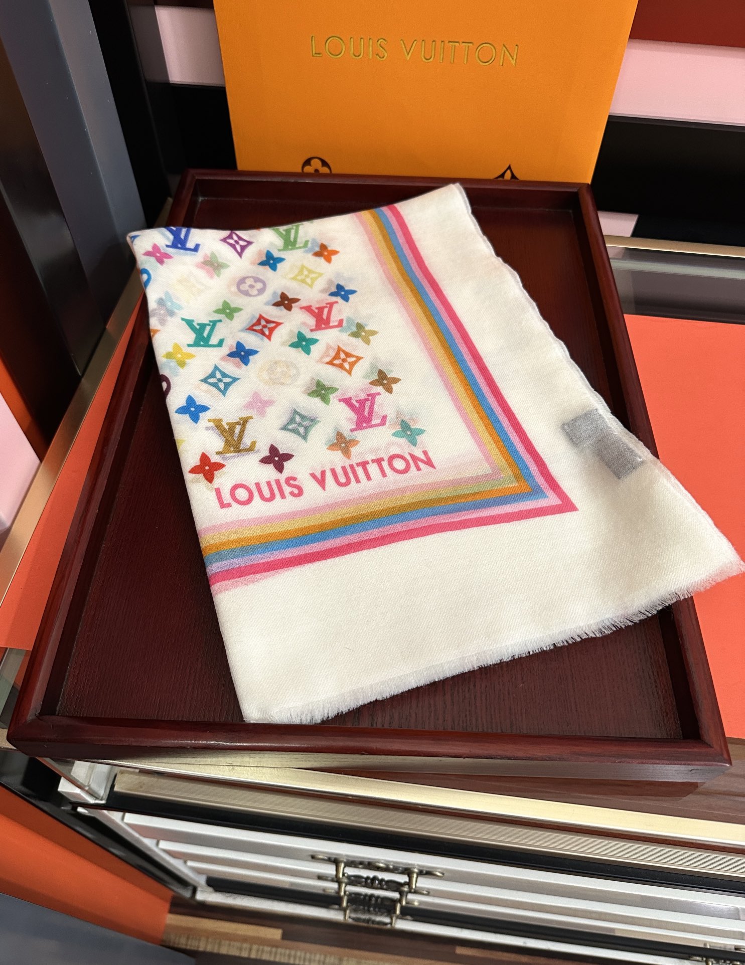 🔥上新 L 家 2025最新款[得意]真心赞👍【戒指绒长巾】😘💍实物真心美 🎀披肩配以印花💓💃🏻无论设计