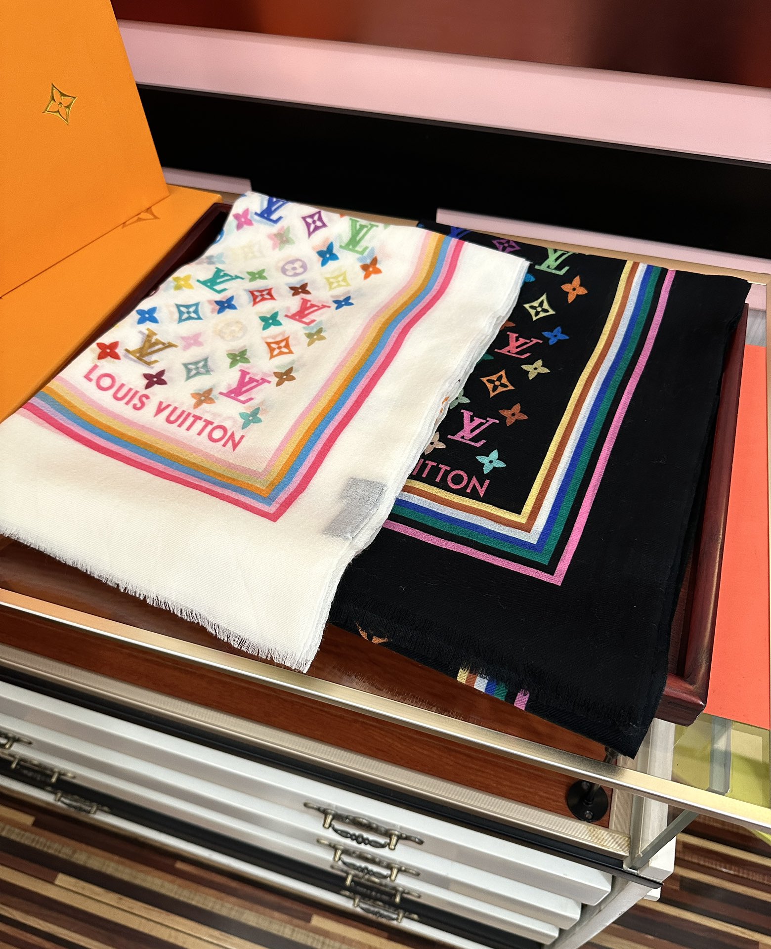 🔥上新 L 家 2025最新款[得意]真心赞👍【戒指绒长巾】😘💍实物真心美 🎀披肩配以印花💓💃🏻无论设计