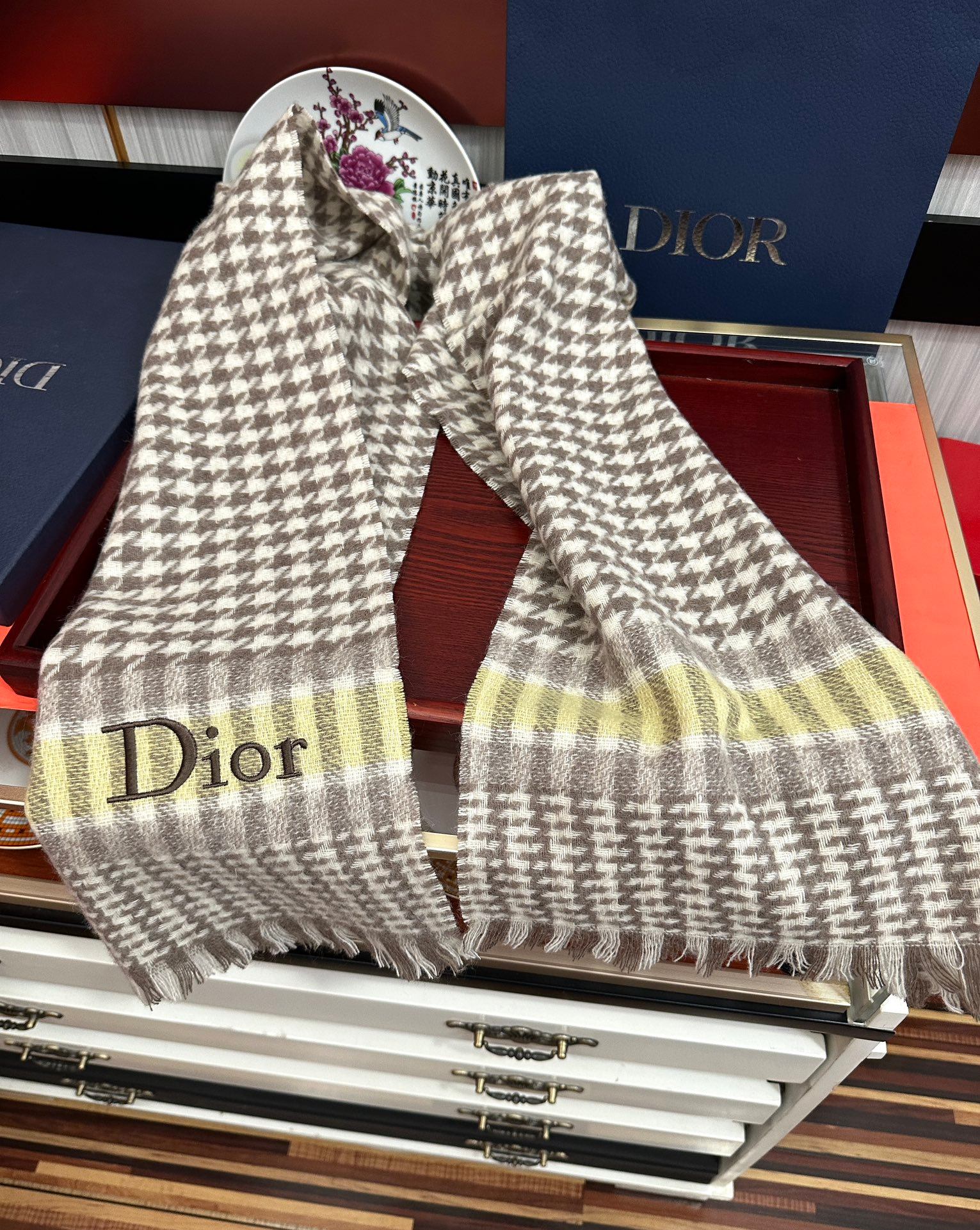 上新🔥 太美了2025 迪家采用内蒙古羊绒，最新款男女通用情侣款👫重磅推荐💥 经典的格子，永不过时🔥非常