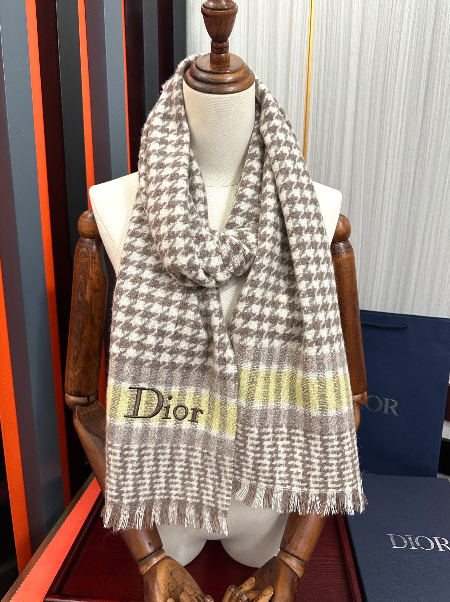 上新🔥 太美了2025 迪家采用内蒙古羊绒，最新款男女通用情侣款👫重磅推荐💥 经典的格子，永不过时🔥非常