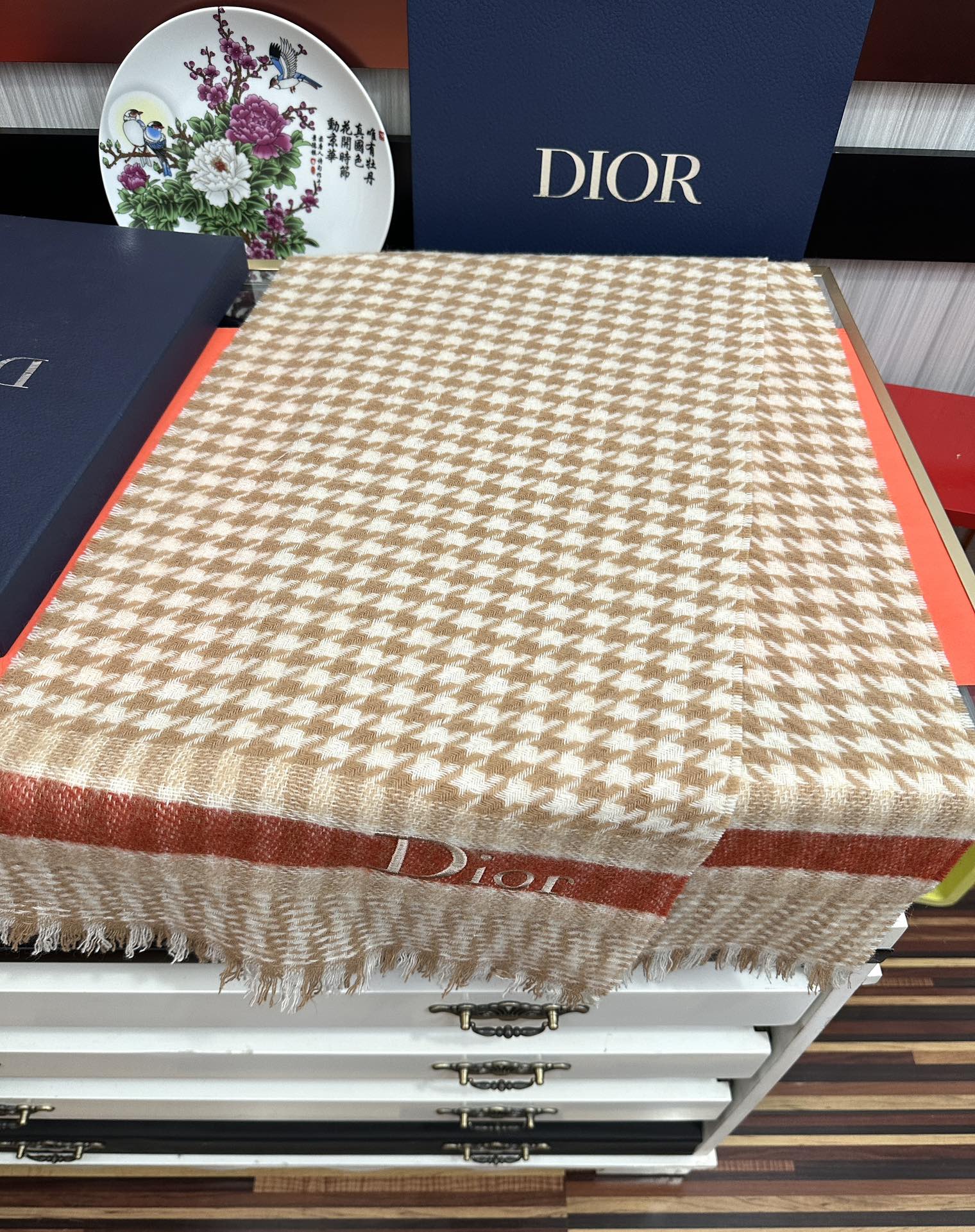 上新🔥 太美了2025 迪家采用内蒙古羊绒，最新款男女通用情侣款👫重磅推荐💥 经典的格子，永不过时🔥非常