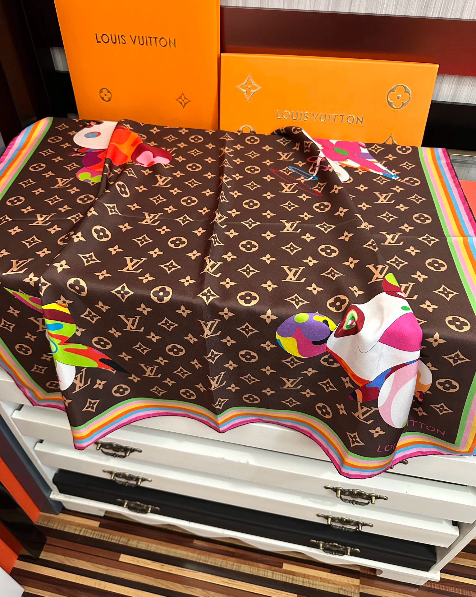 🔥LV官网同步【18mm双面同色顶级真丝】[庆祝]“L家”90典藏方巾通过别致的经典色彩向原创设计致敬[