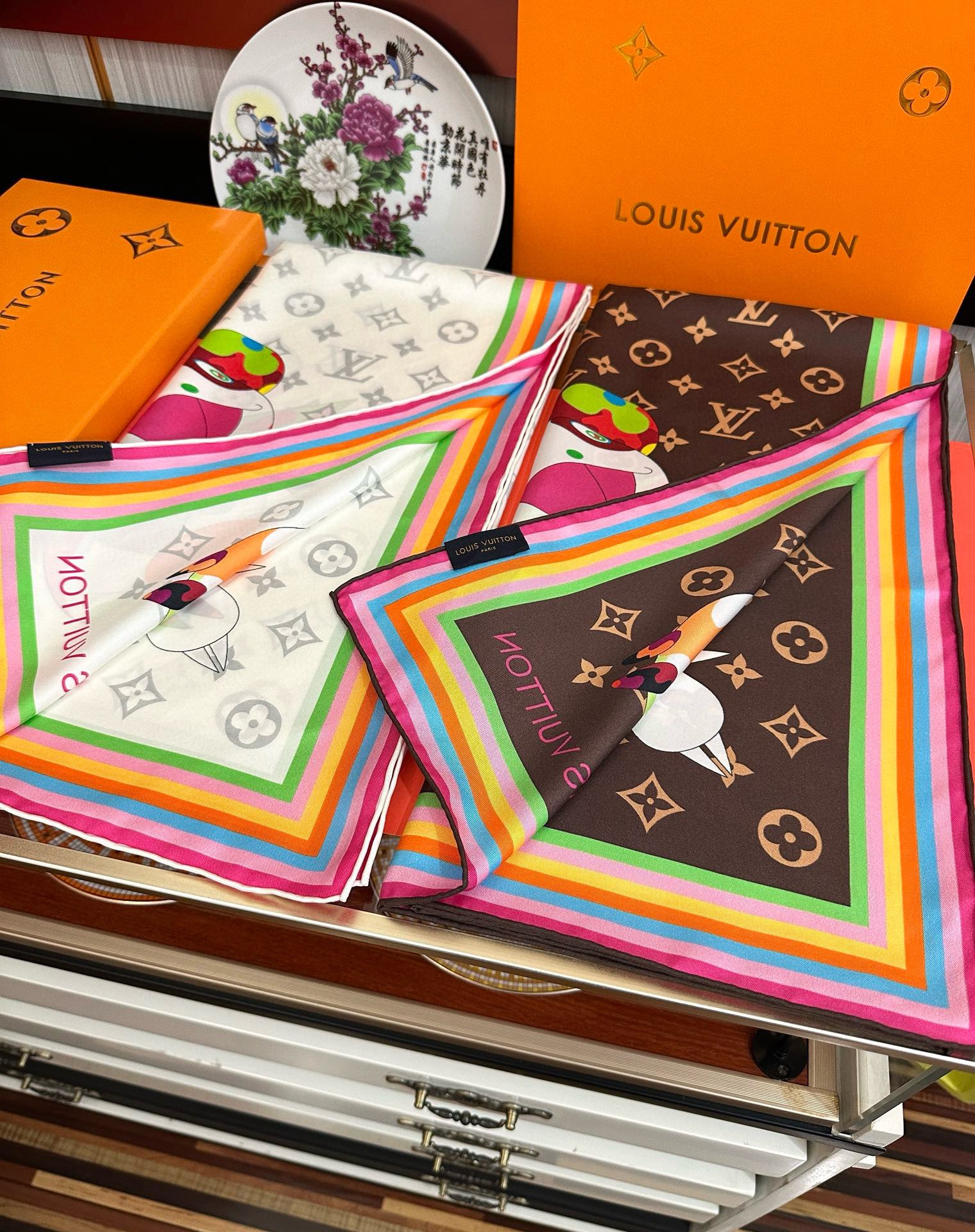 🔥LV官网同步【18mm双面同色顶级真丝】[庆祝]“L家”90典藏方巾通过别致的经典色彩向原创设计致敬[