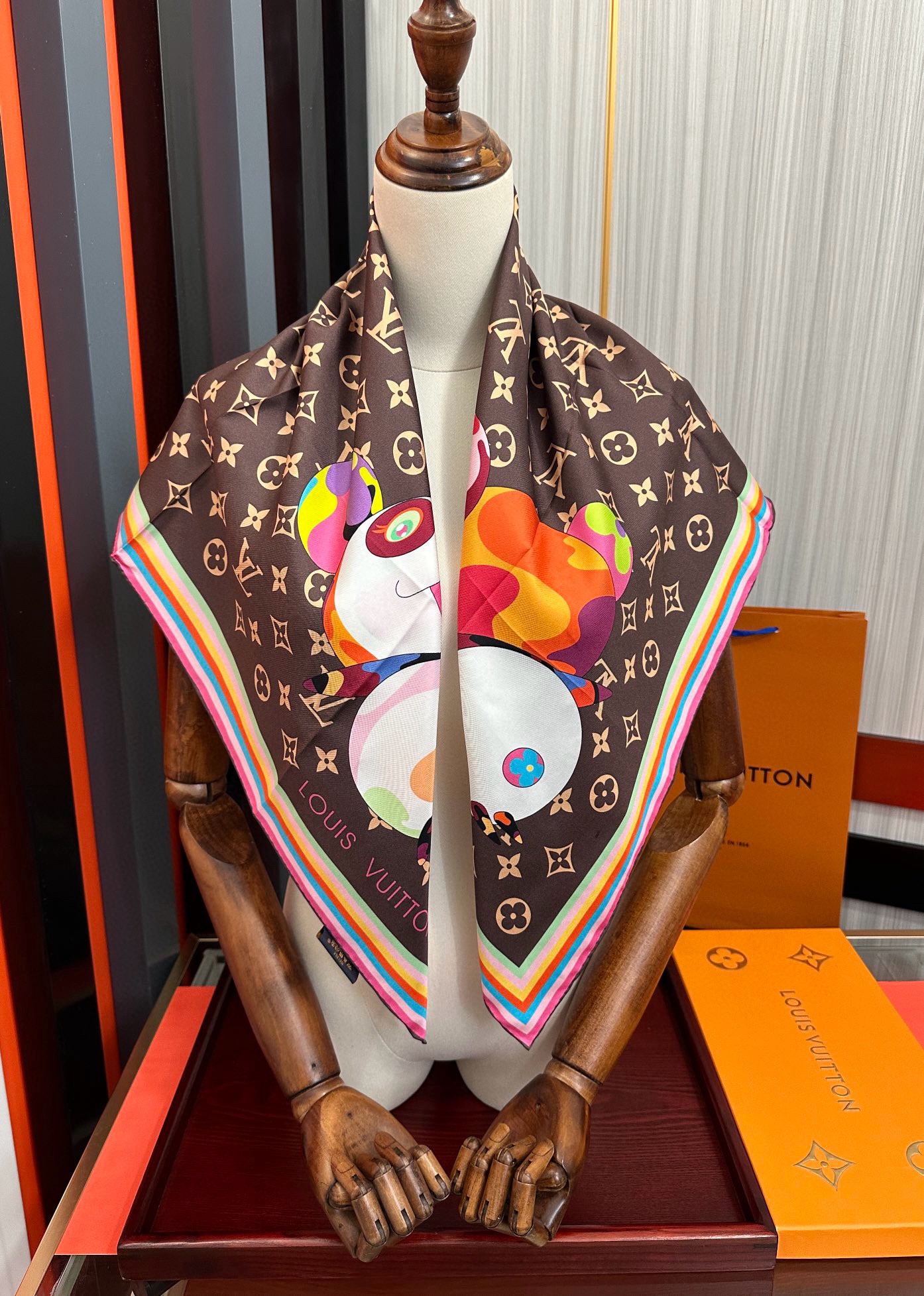 🔥LV官网同步【18mm双面同色顶级真丝】[庆祝]“L家”90典藏方巾通过别致的经典色彩向原创设计致敬[