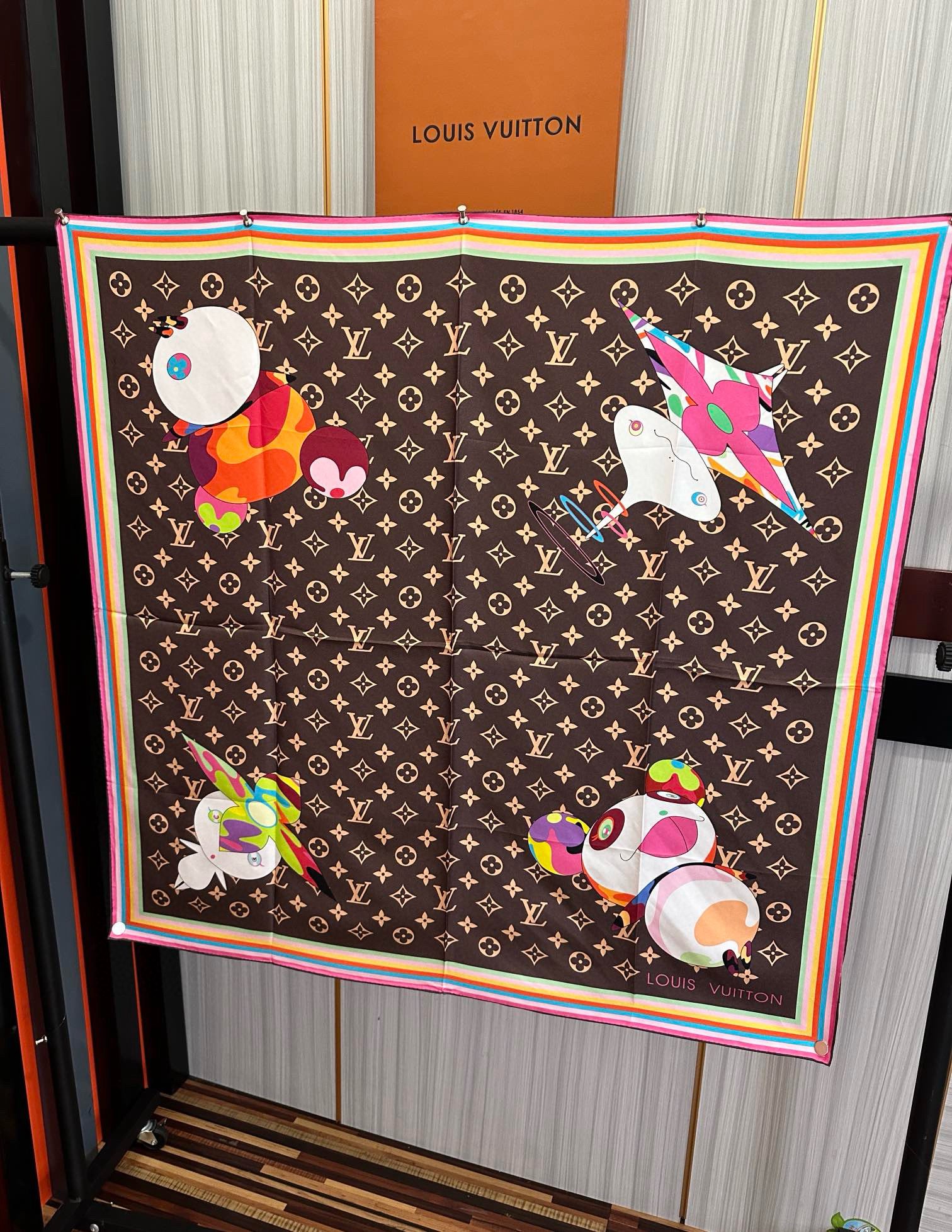 🔥LV官网同步【18mm双面同色顶级真丝】[庆祝]“L家”90典藏方巾通过别致的经典色彩向原创设计致敬[