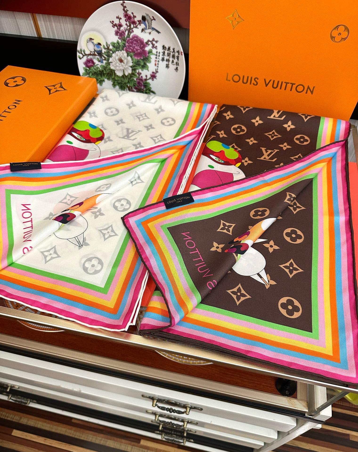 🔥LV官网同步【18mm双面同色顶级真丝】[庆祝]“L家”90典藏方巾通过别致的经典色彩向原创设计致敬[