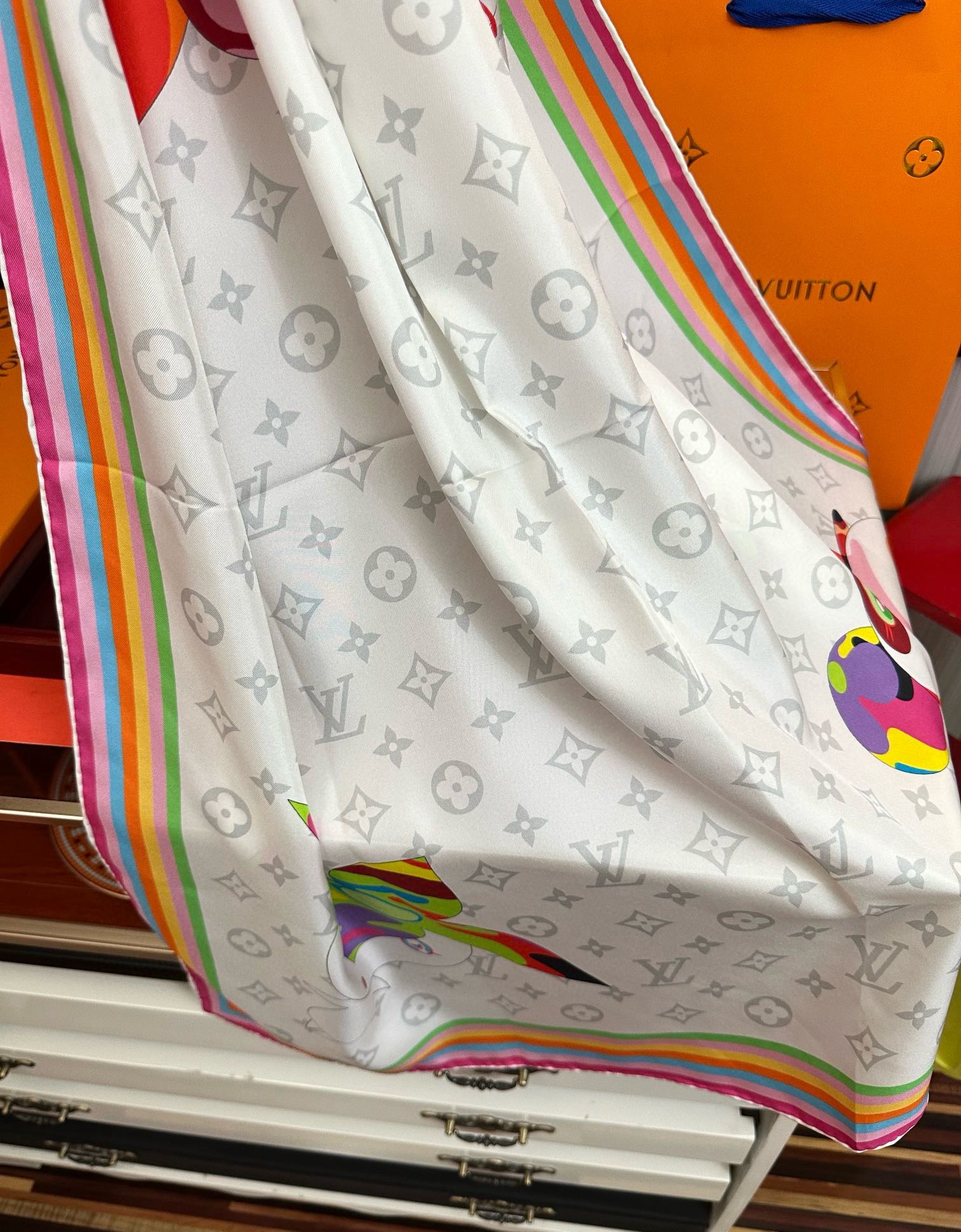 🔥LV官网同步【18mm双面同色顶级真丝】[庆祝]“L家”90典藏方巾通过别致的经典色彩向原创设计致敬[