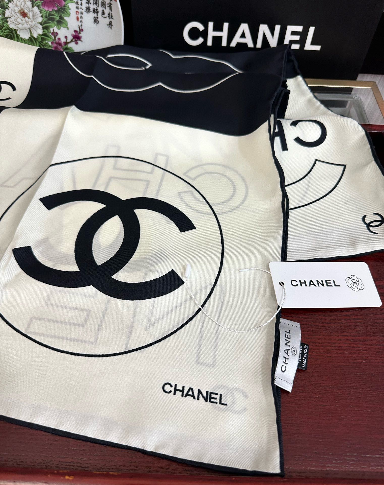 🔥上新 香奈儿 官网同步👍【18mm顶级真丝双面同色90方巾】春夏方巾设计真的好有突破黑白格大气经典[得