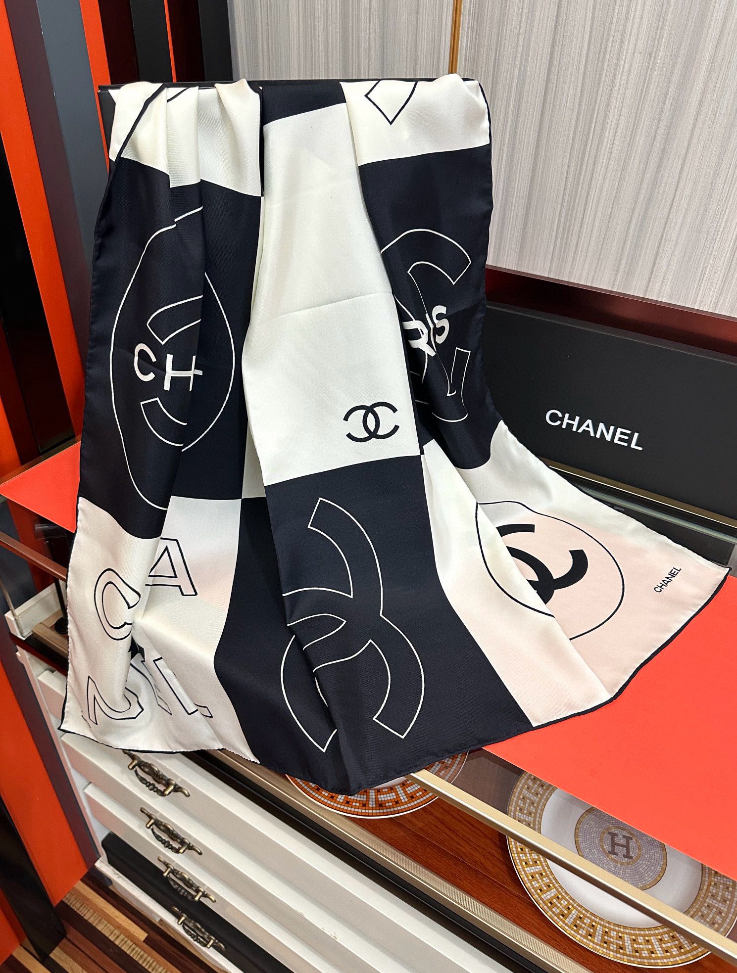 🔥上新 香奈儿 官网同步👍【18mm顶级真丝双面同色90方巾】春夏方巾设计真的好有突破黑白格大气经典[得