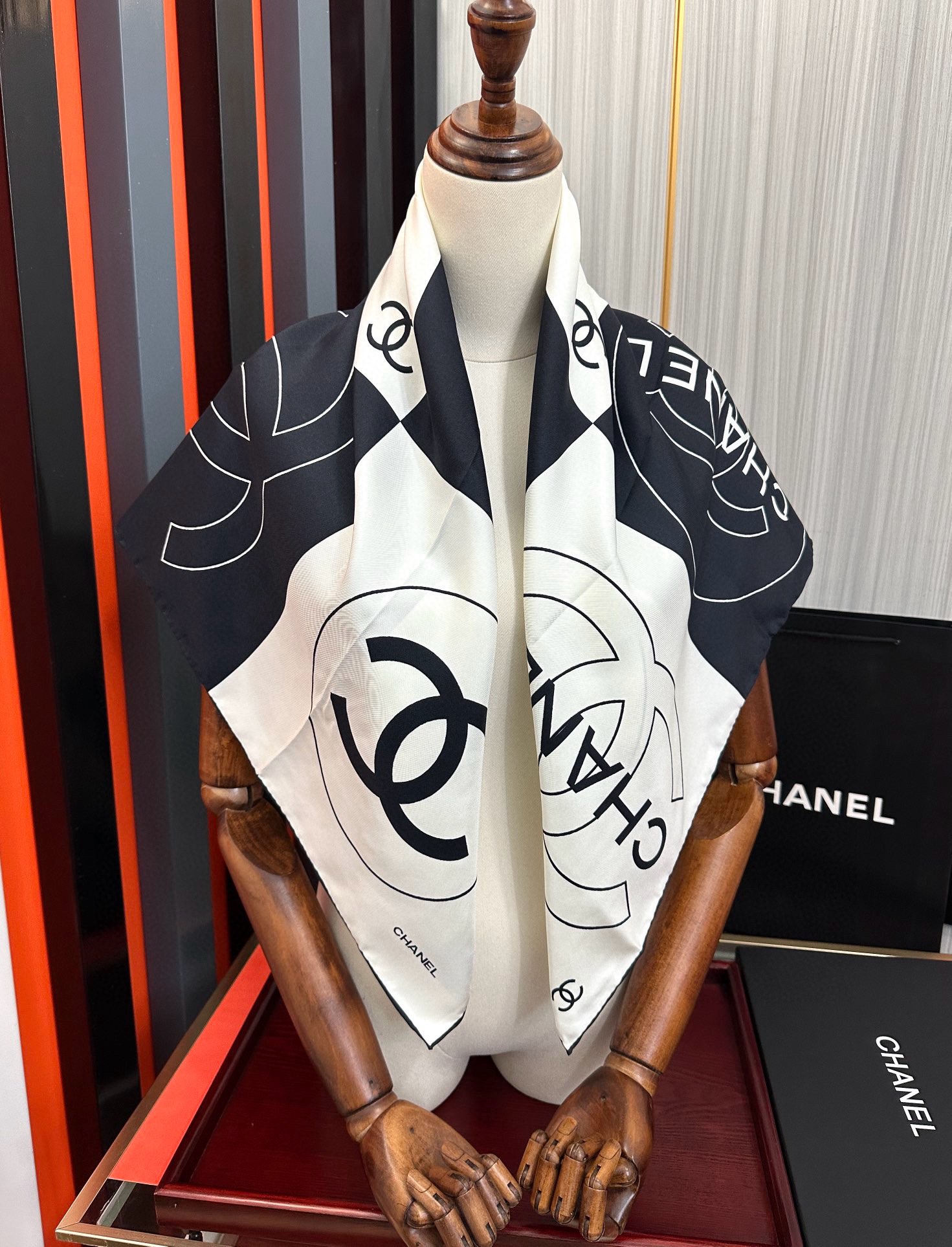 🔥上新 香奈儿 官网同步👍【18mm顶级真丝双面同色90方巾】春夏方巾设计真的好有突破黑白格大气经典[得