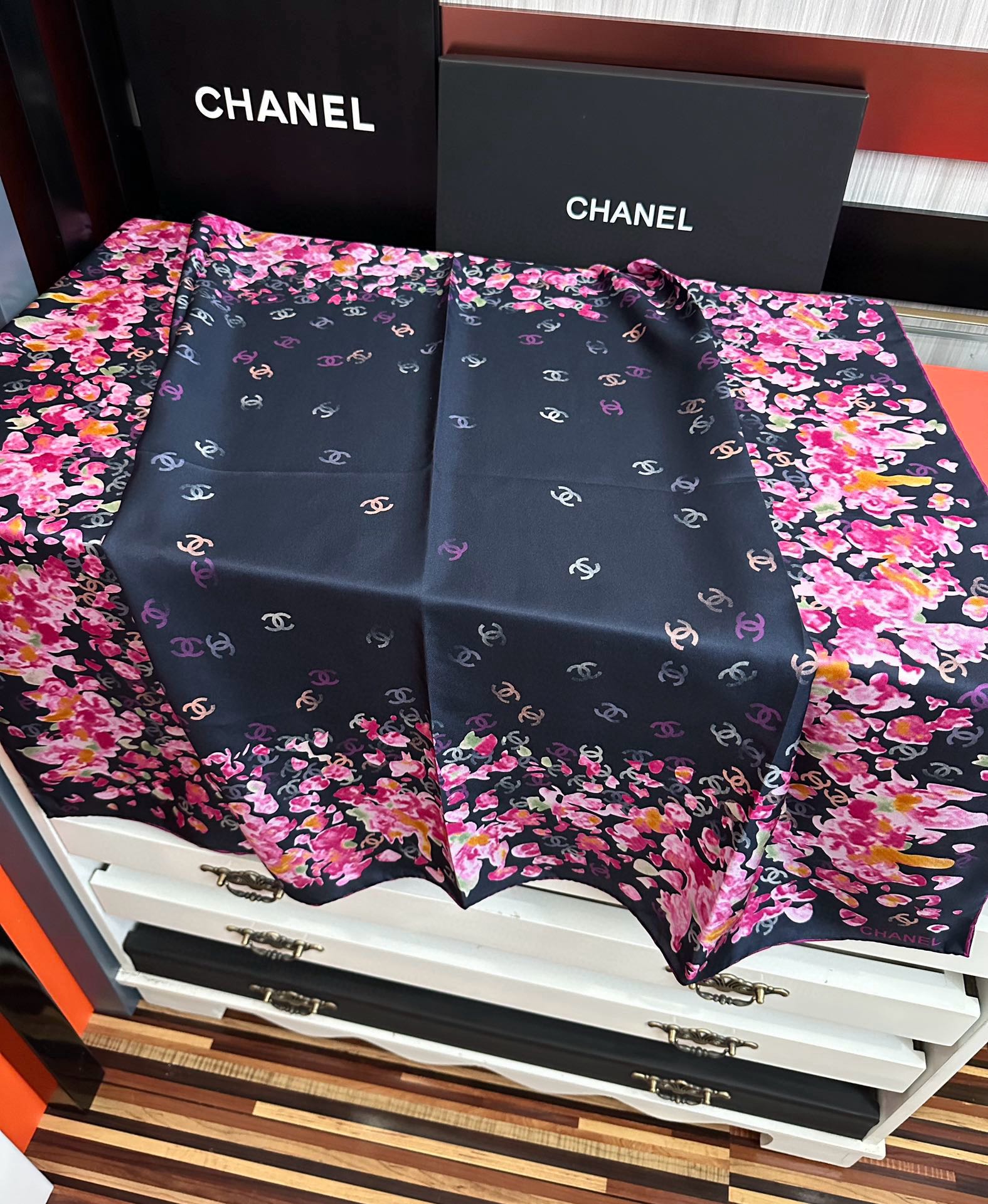 🔥香奈儿 【CC花卉】官网同步 薰衣草紫💜其繁花设计和晕染手法展现了典雅与浪漫的气质[得意]彩色字母的点