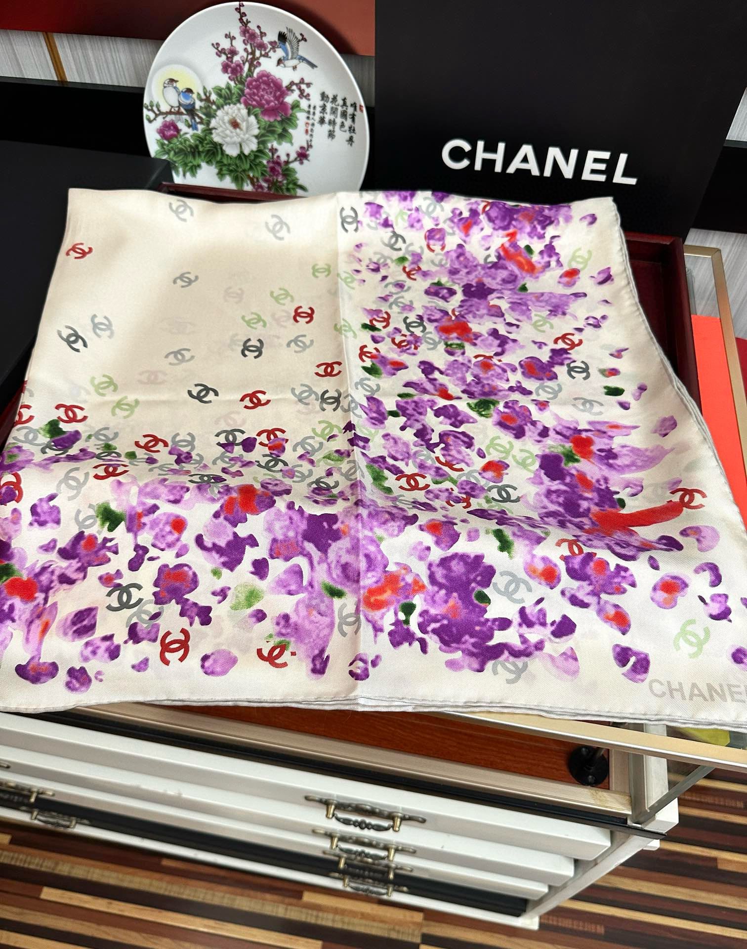 🔥香奈儿 【CC花卉】官网同步 薰衣草紫💜其繁花设计和晕染手法展现了典雅与浪漫的气质[得意]彩色字母的点
