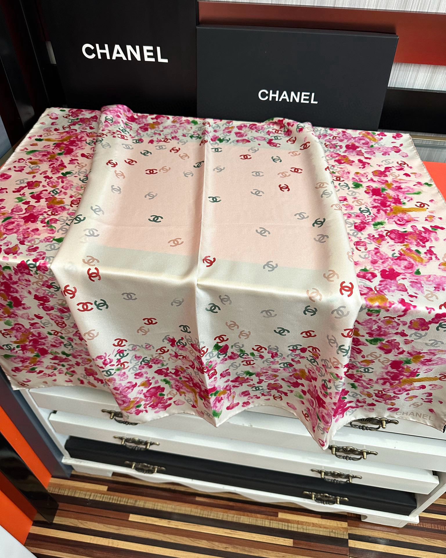 🔥香奈儿 【CC花卉】官网同步 薰衣草紫💜其繁花设计和晕染手法展现了典雅与浪漫的气质[得意]彩色字母的点