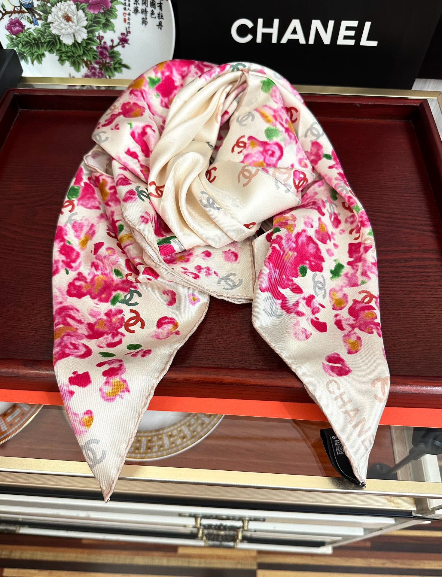 🔥香奈儿 【CC花卉】官网同步 薰衣草紫💜其繁花设计和晕染手法展现了典雅与浪漫的气质[得意]彩色字母的点