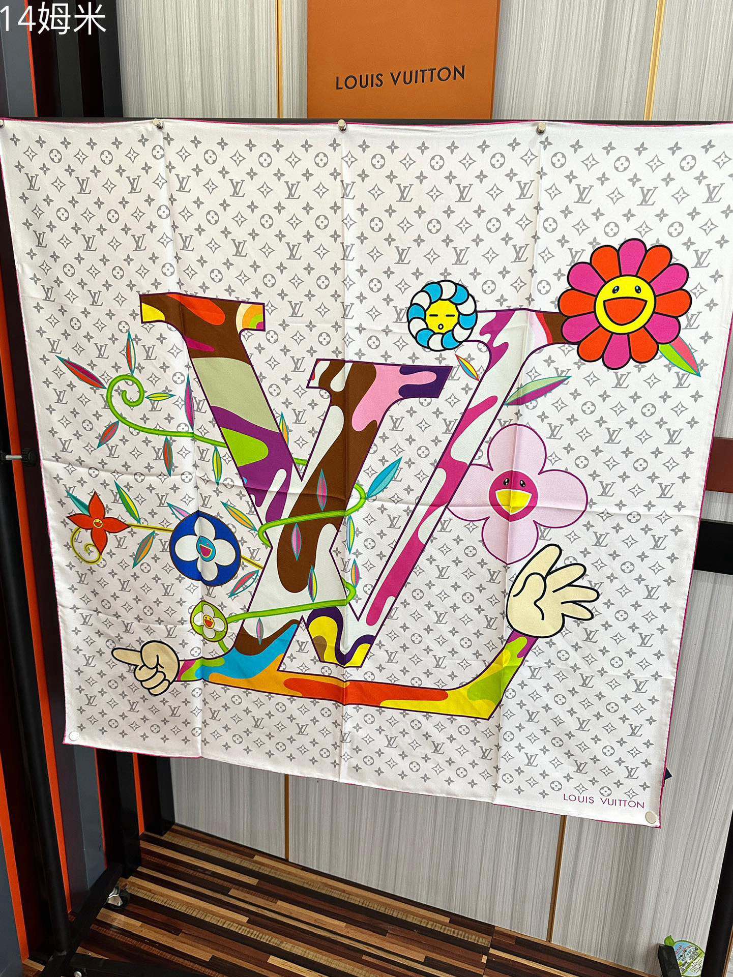 🔥 2080上新 LV 官网同步👍太美了[庆祝]Flower And StraPs 真丝方巾以瞩目笔触彰