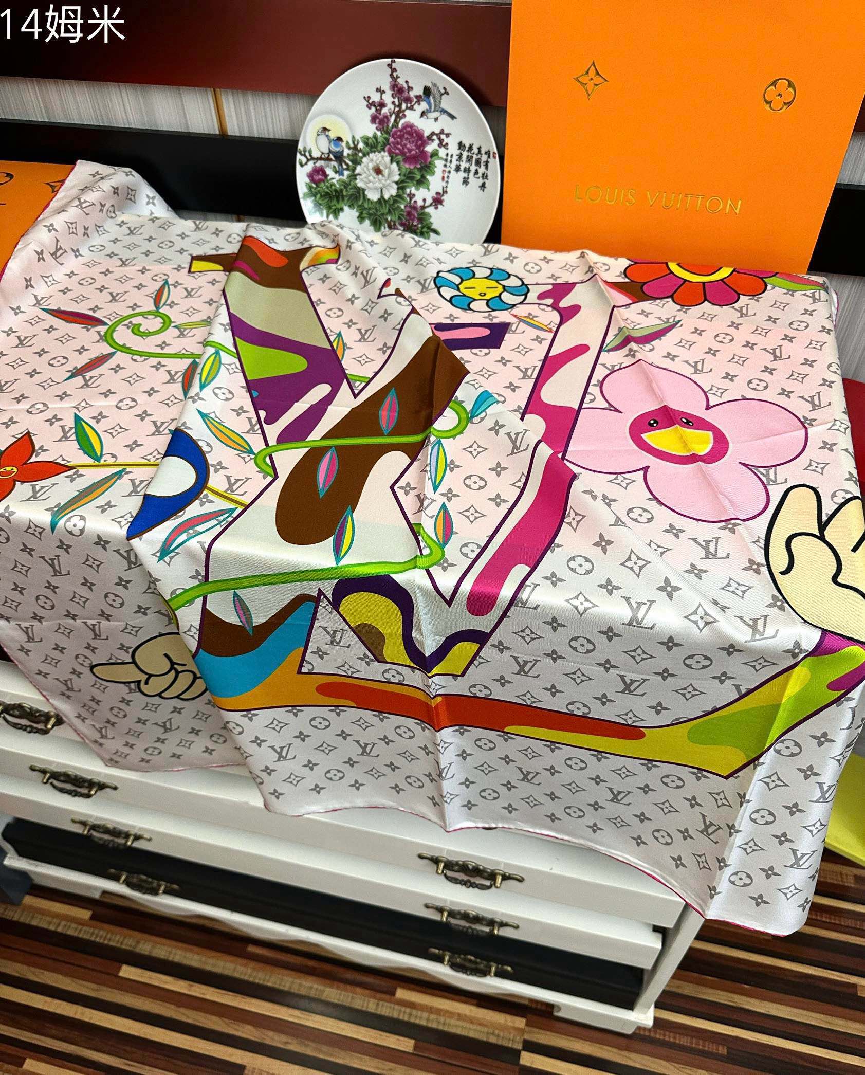 🔥 2080上新 LV 官网同步👍太美了[庆祝]Flower And StraPs 真丝方巾以瞩目笔触彰