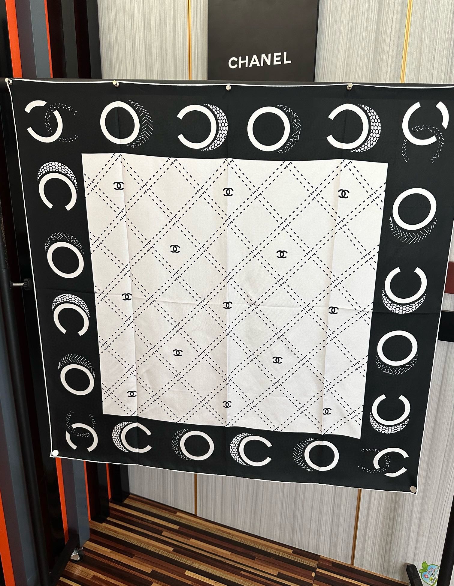 🔥香奈儿 官网同步 精致手工卷边[得意]极具品牌特色的涂鸦签名暗纹提花+简洁的COCO字母元素印花[庆祝