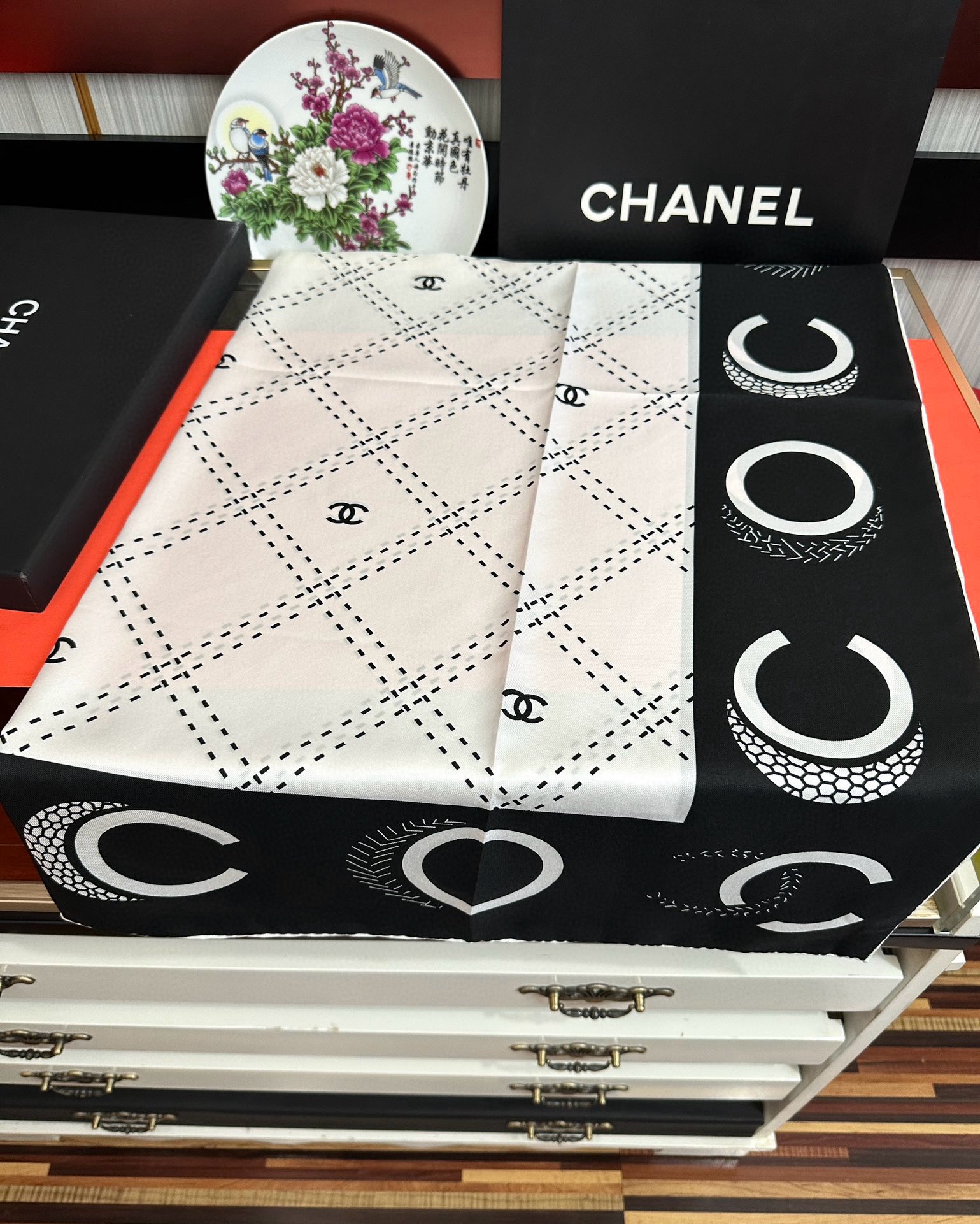 🔥香奈儿 官网同步 精致手工卷边[得意]极具品牌特色的涂鸦签名暗纹提花+简洁的COCO字母元素印花[庆祝