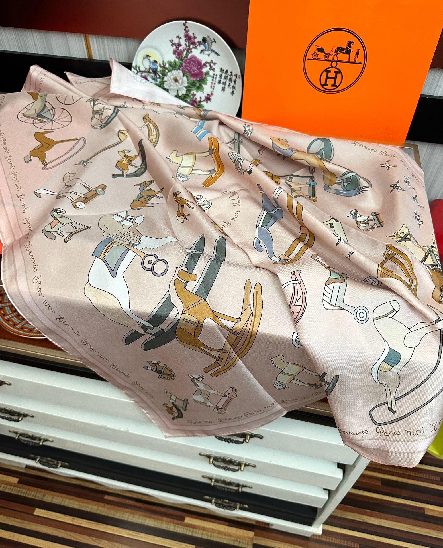 🔥高品质 爱马仕 【策马奔腾】官网同步 90方巾 创作渊源在比利时的圣吉尔区[嘴唇]建筑师维克多•霍塔 