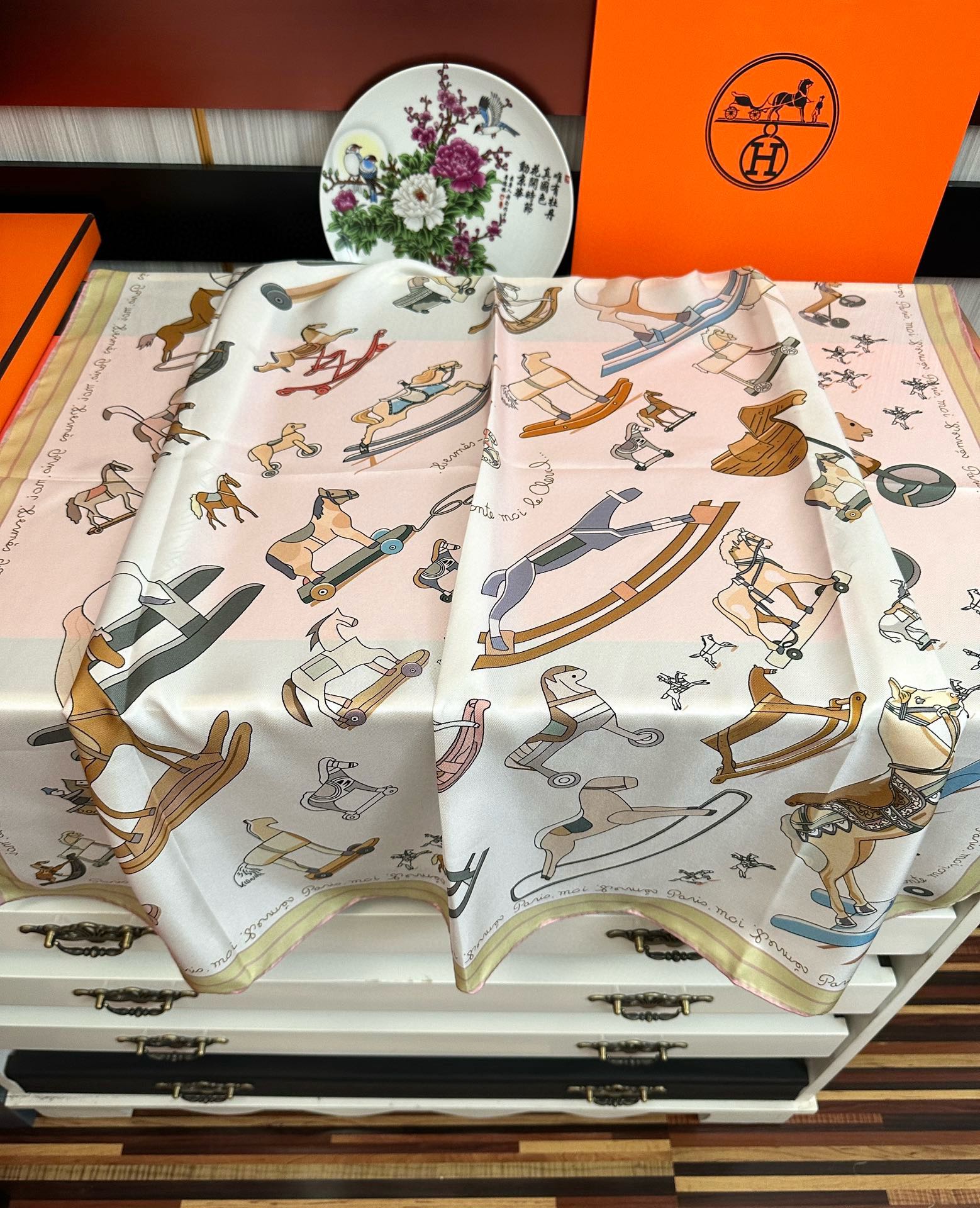 🔥高品质 爱马仕 【策马奔腾】官网同步 90方巾 创作渊源在比利时的圣吉尔区[嘴唇]建筑师维克多•霍塔 