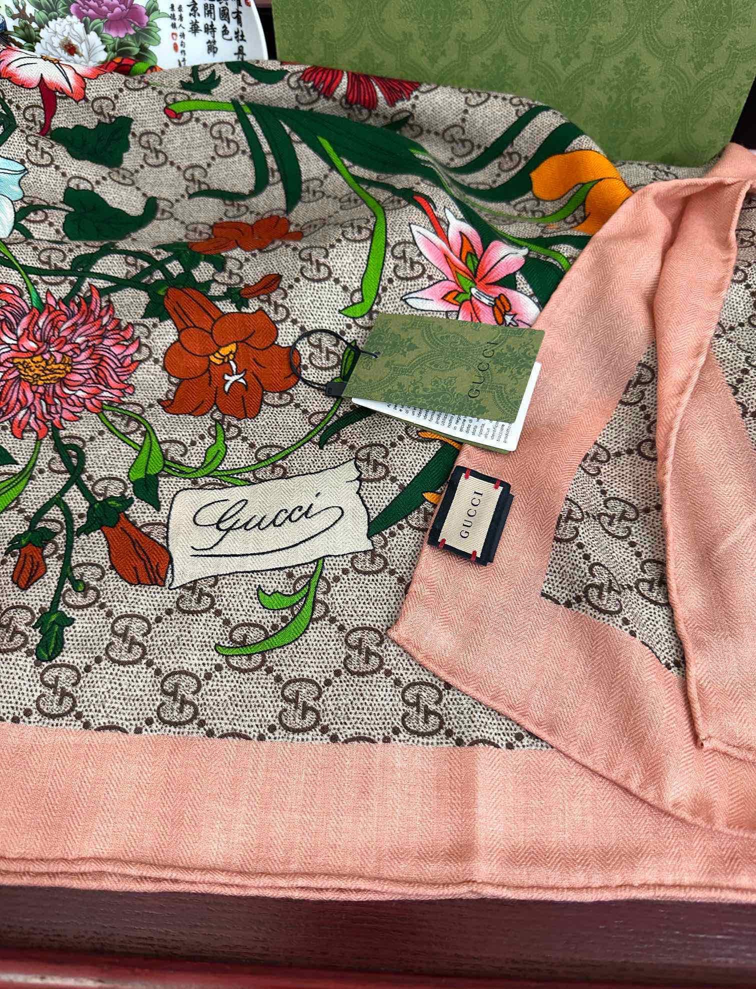 爆款🔥古奇 【GG图案花朵双面同色】永远流行[礼物]~新一季的面料超高级，真心超级柔软，丝丝顺滑[太阳]