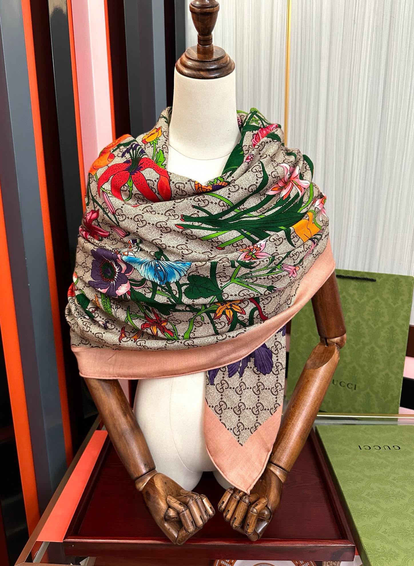 爆款🔥古奇 【GG图案花朵双面同色】永远流行[礼物]~新一季的面料超高级，真心超级柔软，丝丝顺滑[太阳]