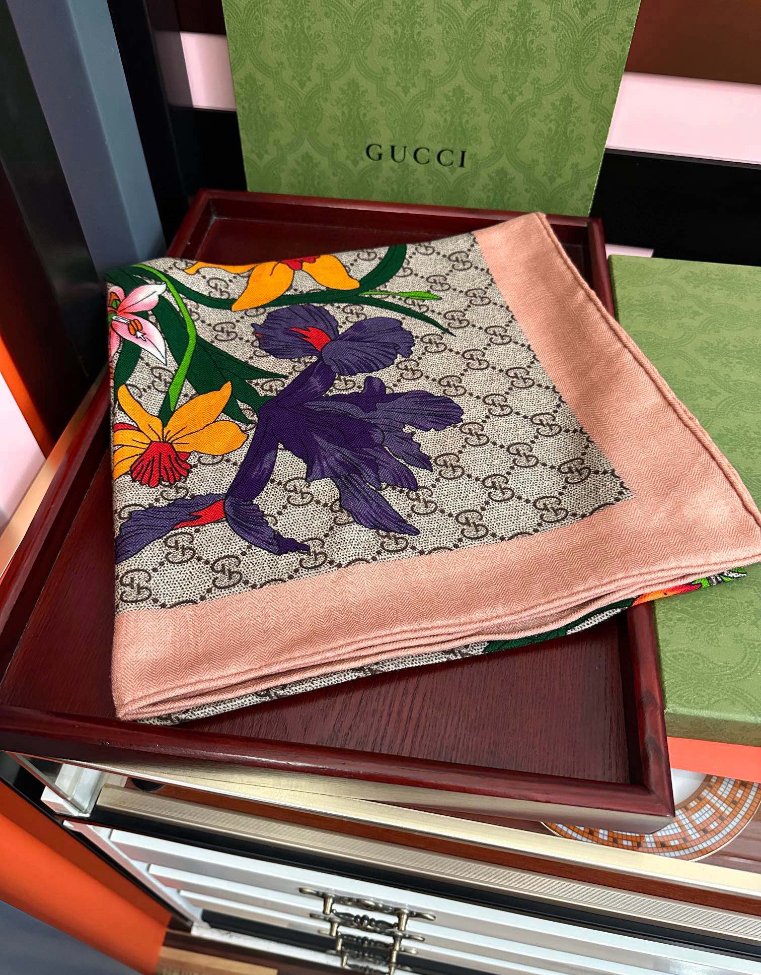 爆款🔥古奇 【GG图案花朵双面同色】永远流行[礼物]~新一季的面料超高级，真心超级柔软，丝丝顺滑[太阳]