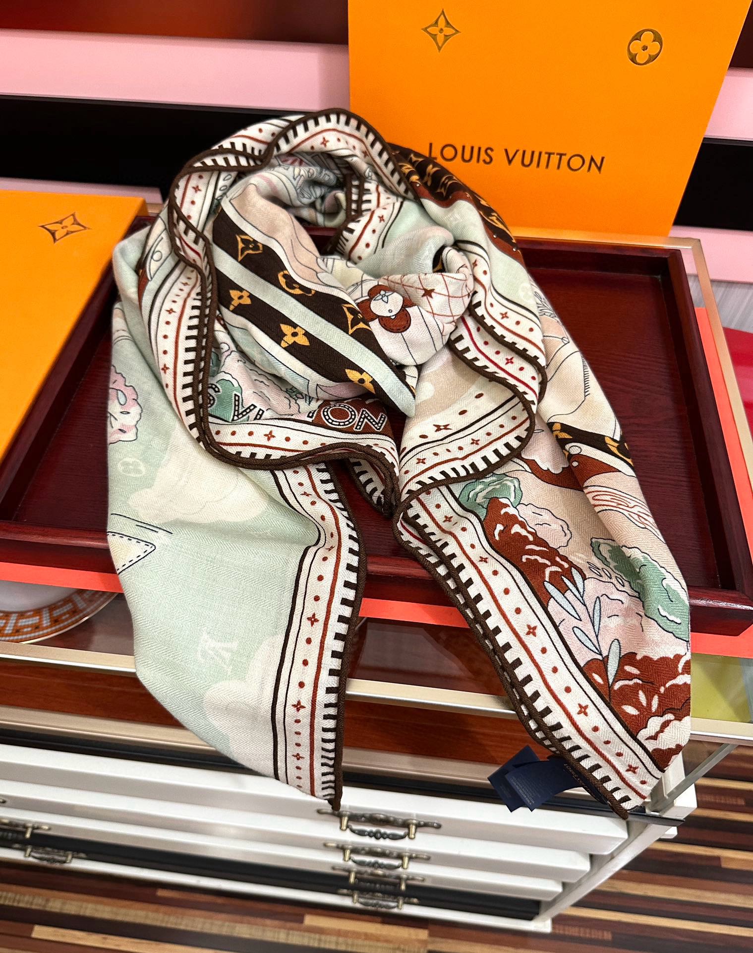 新款LV 今年的爆款【双面同色】经典优雅[礼物]~气质到骨子里[色]新一季的面料超高级，真心超级柔软，丝