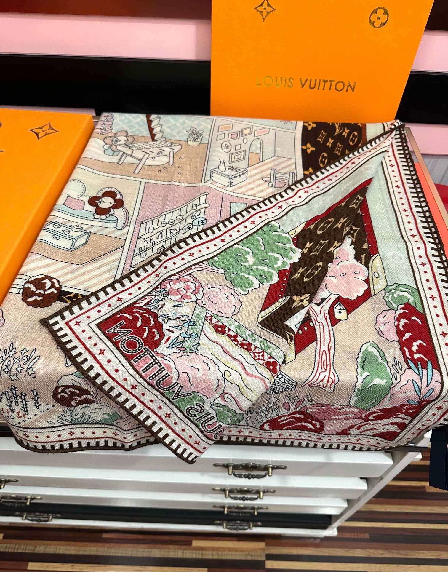 新款LV 今年的爆款【双面同色】经典优雅[礼物]~气质到骨子里[色]新一季的面料超高级，真心超级柔软，丝