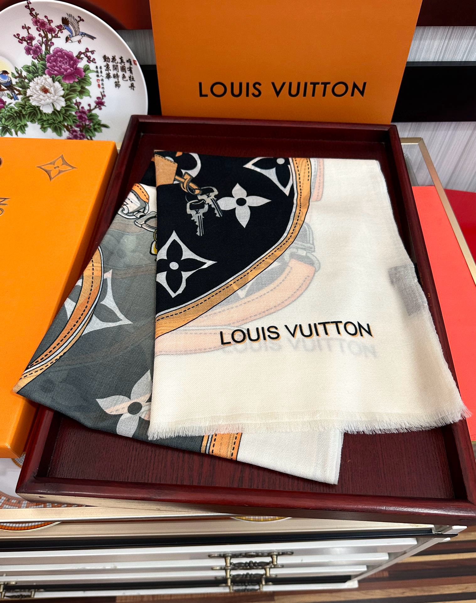 上新L V 2025 最新款‼️顶级设计太美了，真心赞👍【戒指绒长巾】😘💍实物真心美 🎀披肩配以印花💓💃