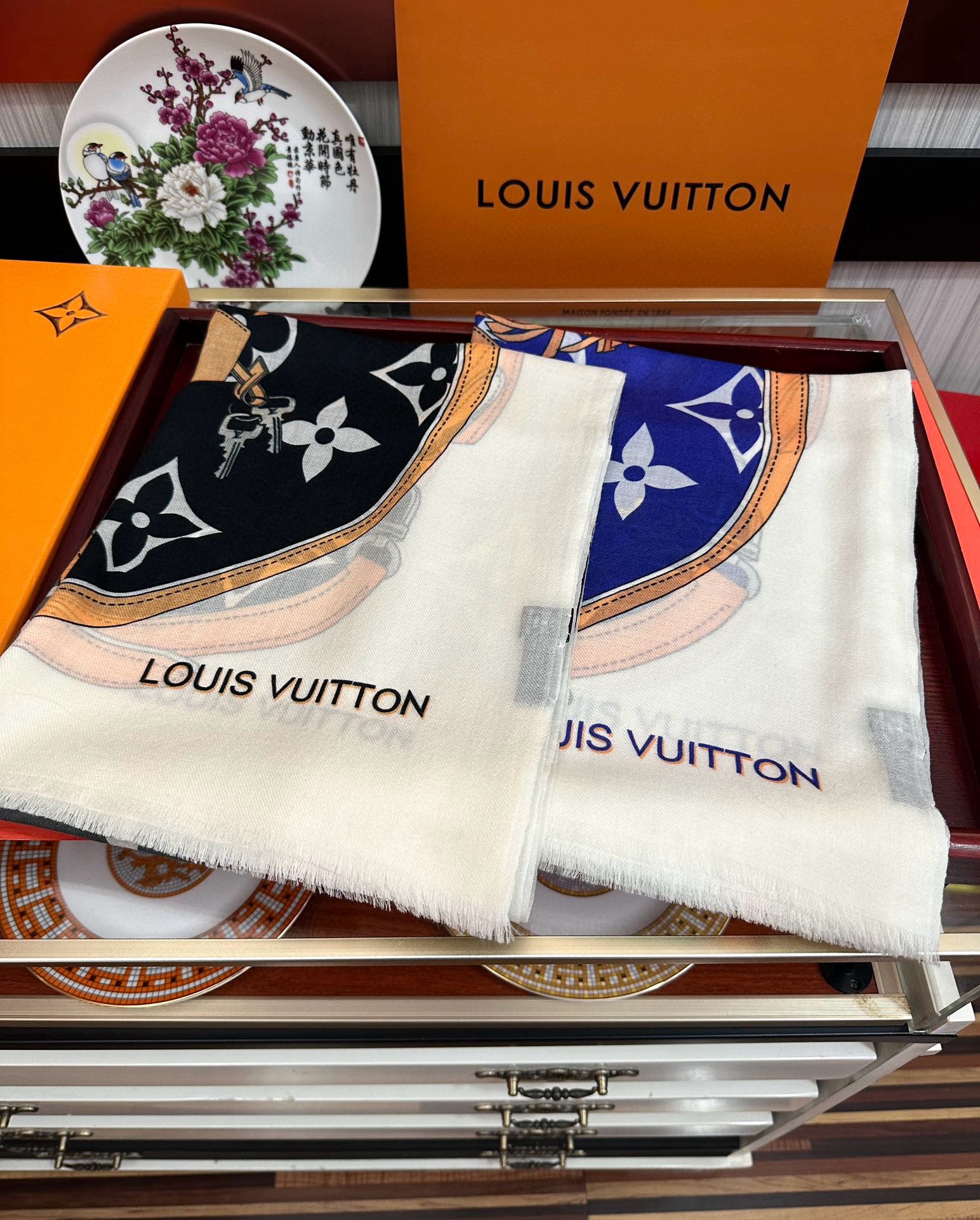 上新L V 2025 最新款‼️顶级设计太美了，真心赞👍【戒指绒长巾】😘💍实物真心美 🎀披肩配以印花💓💃