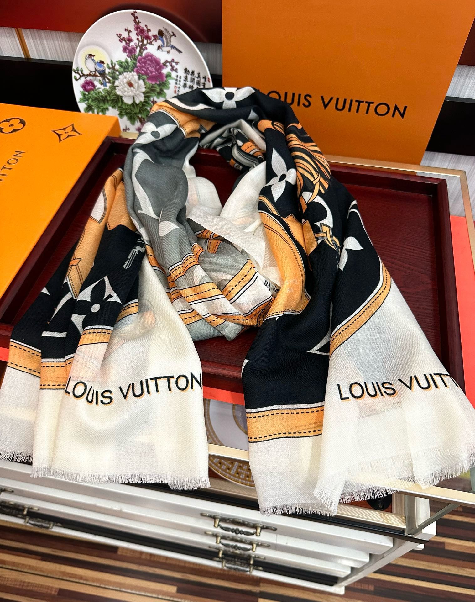 上新L V 2025 最新款‼️顶级设计太美了，真心赞👍【戒指绒长巾】😘💍实物真心美 🎀披肩配以印花💓💃