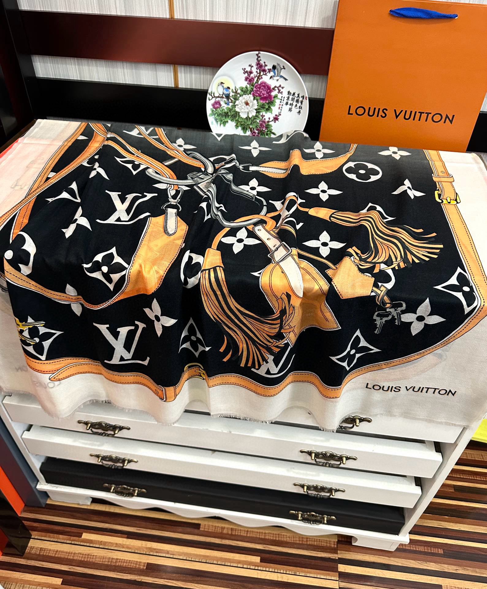 上新L V 2025 最新款‼️顶级设计太美了，真心赞👍【戒指绒长巾】😘💍实物真心美 🎀披肩配以印花💓💃