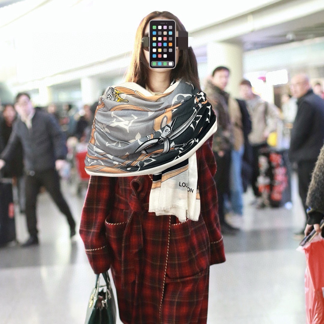 上新L V 2025 最新款‼️顶级设计太美了，真心赞👍【戒指绒长巾】😘💍实物真心美 🎀披肩配以印花💓💃