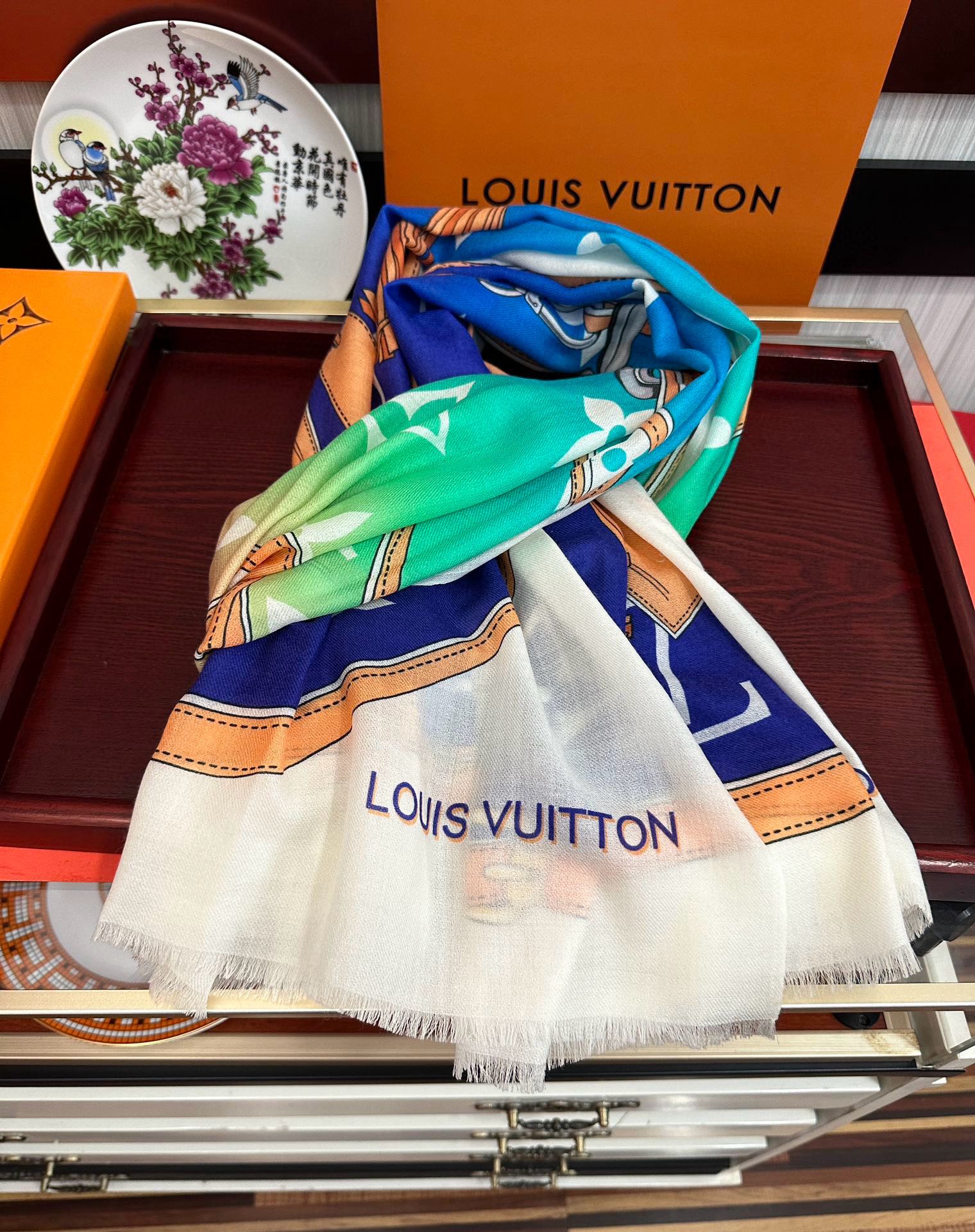 上新L V 2025 最新款‼️顶级设计太美了，真心赞👍【戒指绒长巾】😘💍实物真心美 🎀披肩配以印花💓💃