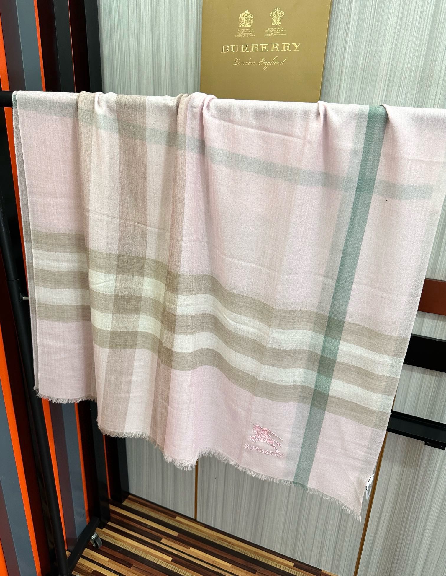 🔥2080 爆款巴宝莉 🧣万众瞩目战马绣标经典版到货🎆最优质的年轻设计师推出的最新概念👓搭配调色纱染再色