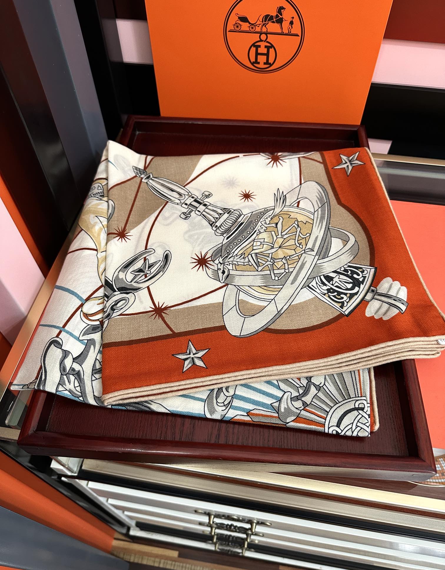 。新款 爱马仕 官网同步【星辰合唱曲】2025秋冬新款[爱心]新一季丝巾采购清单估计各位养马人们已经列好