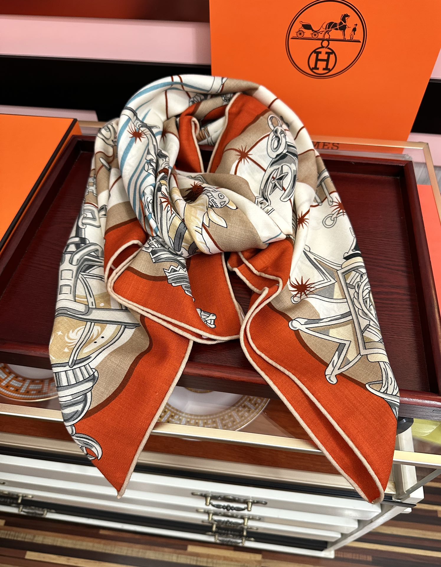 。新款 爱马仕 官网同步【星辰合唱曲】2025秋冬新款[爱心]新一季丝巾采购清单估计各位养马人们已经列好