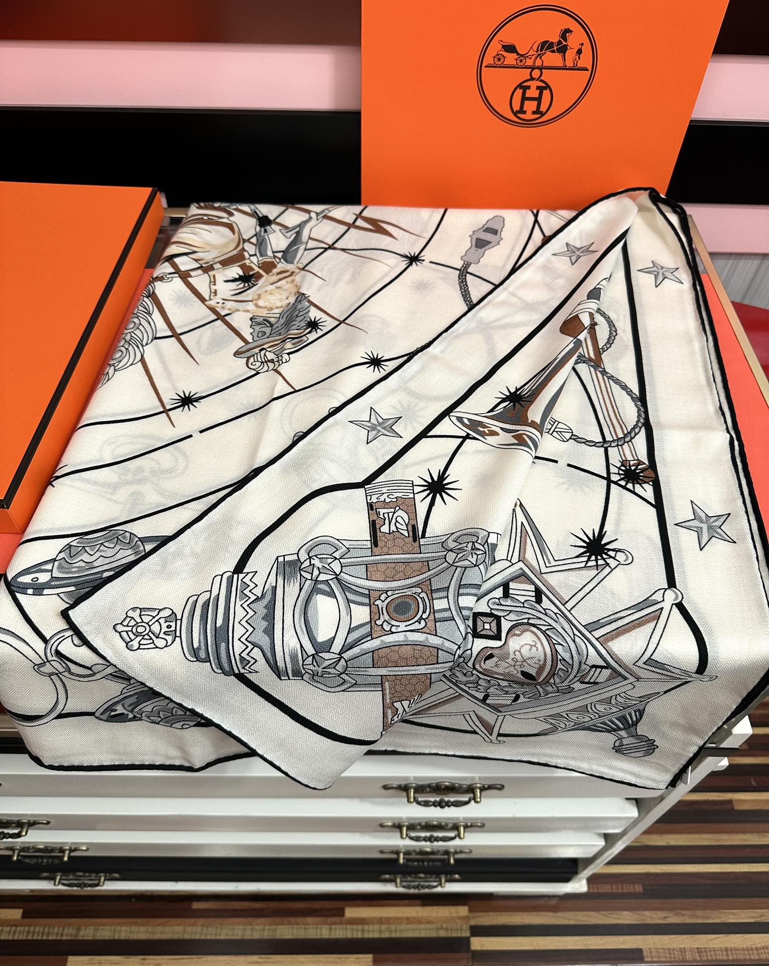 。新款 爱马仕 官网同步【星辰合唱曲】2025秋冬新款[爱心]新一季丝巾采购清单估计各位养马人们已经列好