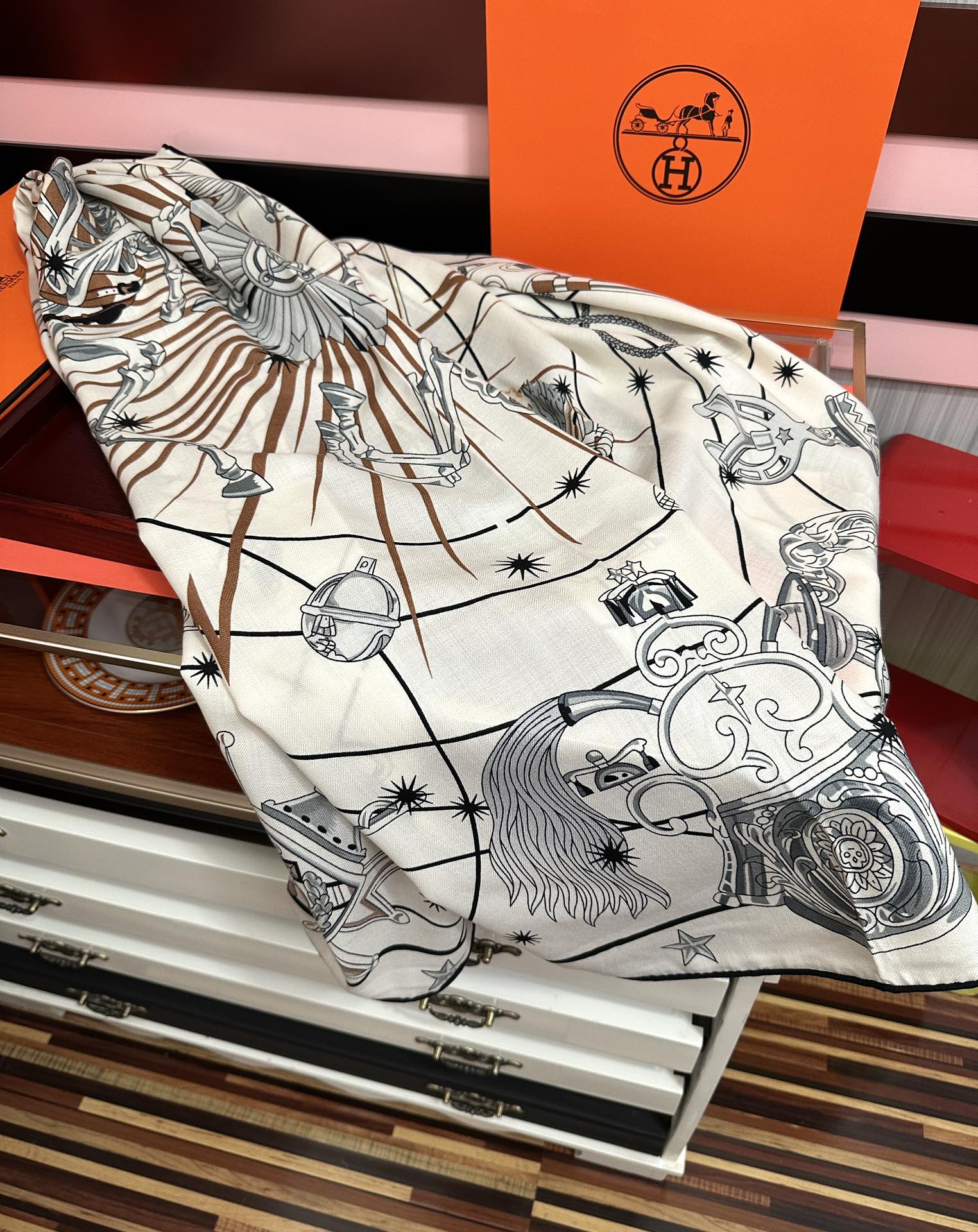 。新款 爱马仕 官网同步【星辰合唱曲】2025秋冬新款[爱心]新一季丝巾采购清单估计各位养马人们已经列好