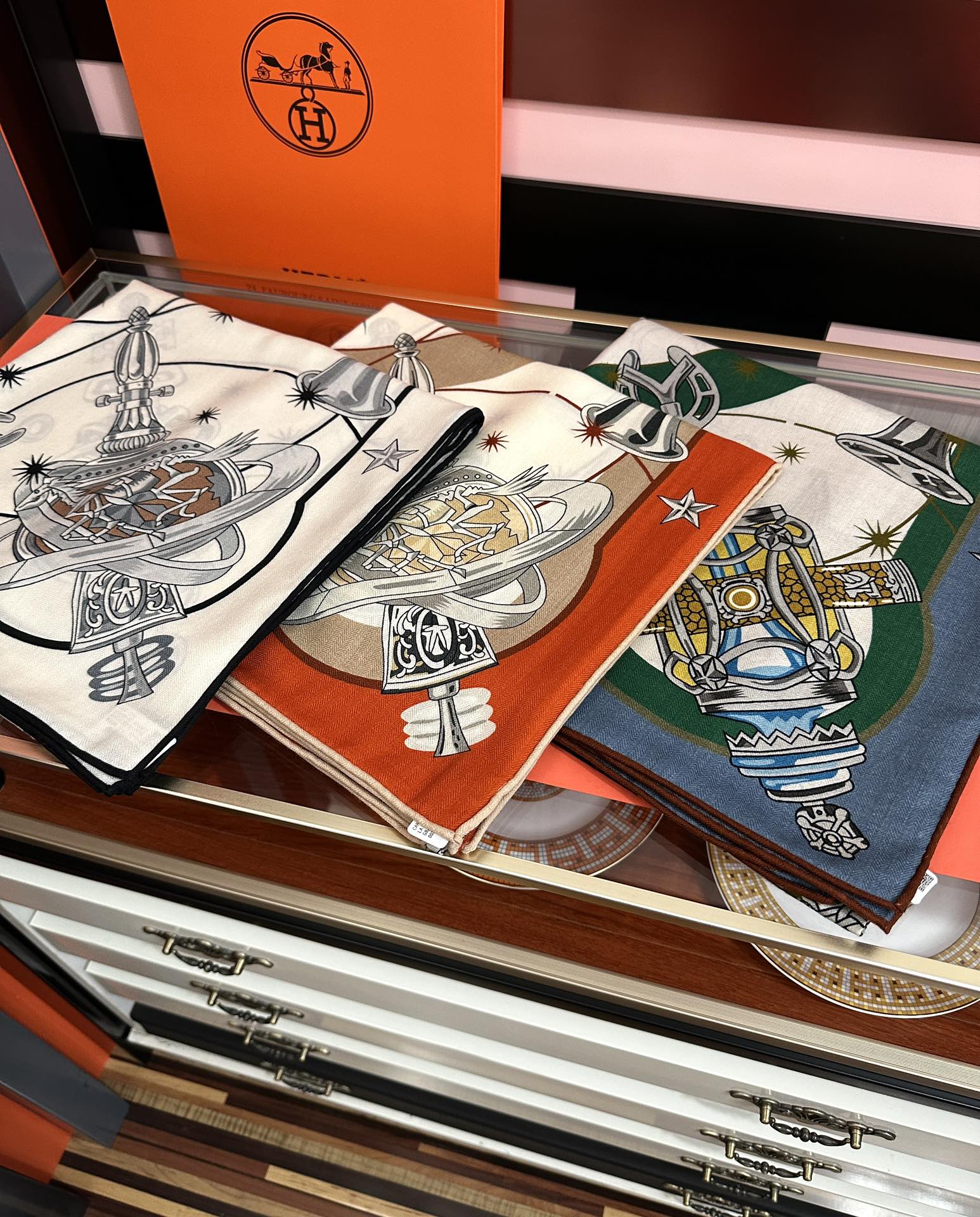 。新款 爱马仕 官网同步【星辰合唱曲】2025秋冬新款[爱心]新一季丝巾采购清单估计各位养马人们已经列好