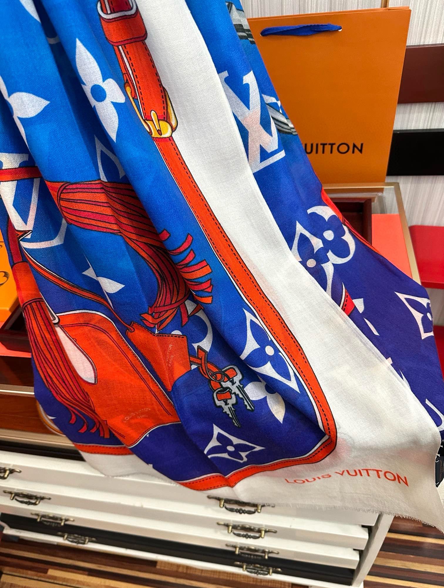 上新L V 2025 最新款‼️顶级设计太美了，真心赞👍【戒指绒长巾】😘💍实物真心美 🎀披肩配以印花💓💃