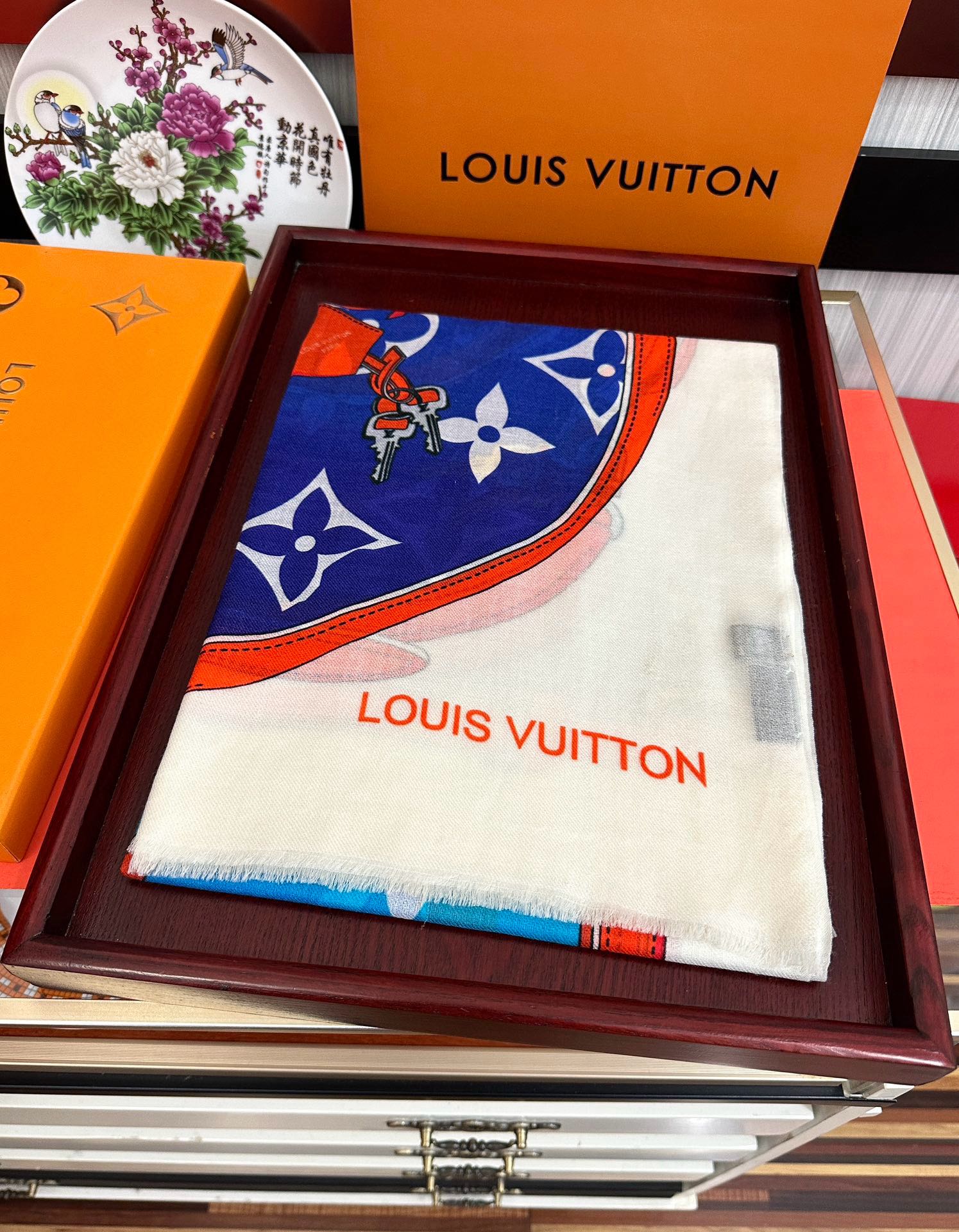 上新L V 2025 最新款‼️顶级设计太美了，真心赞👍【戒指绒长巾】😘💍实物真心美 🎀披肩配以印花💓💃