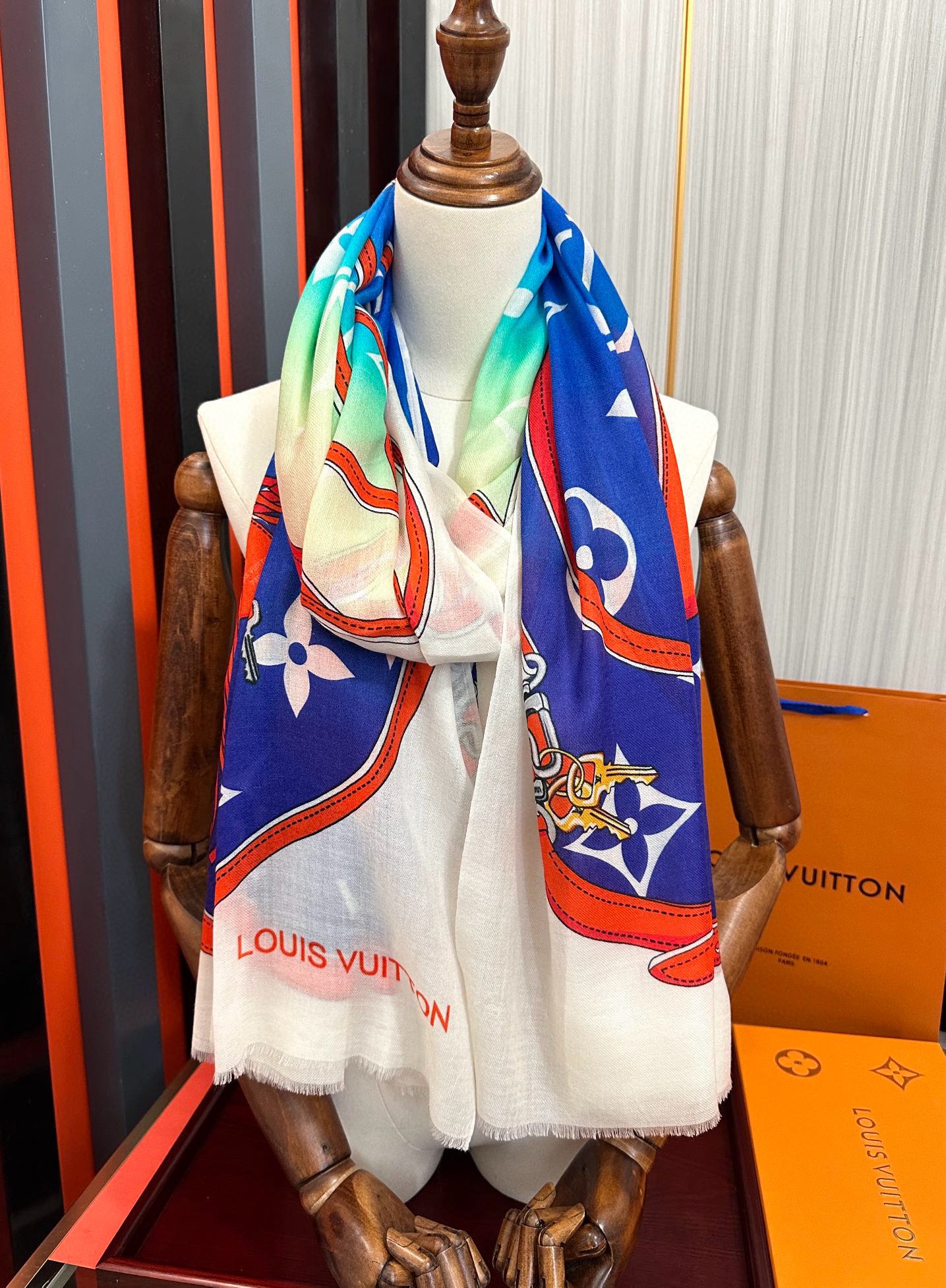 上新L V 2025 最新款‼️顶级设计太美了，真心赞👍【戒指绒长巾】😘💍实物真心美 🎀披肩配以印花💓💃