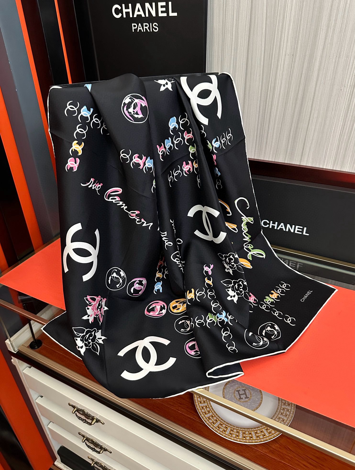 🔥双面同色 香奈儿18姆米 高版本👍香奶奶永远都是比较经典[發]一条印有字母Logo交织图案巧妙搭配[得